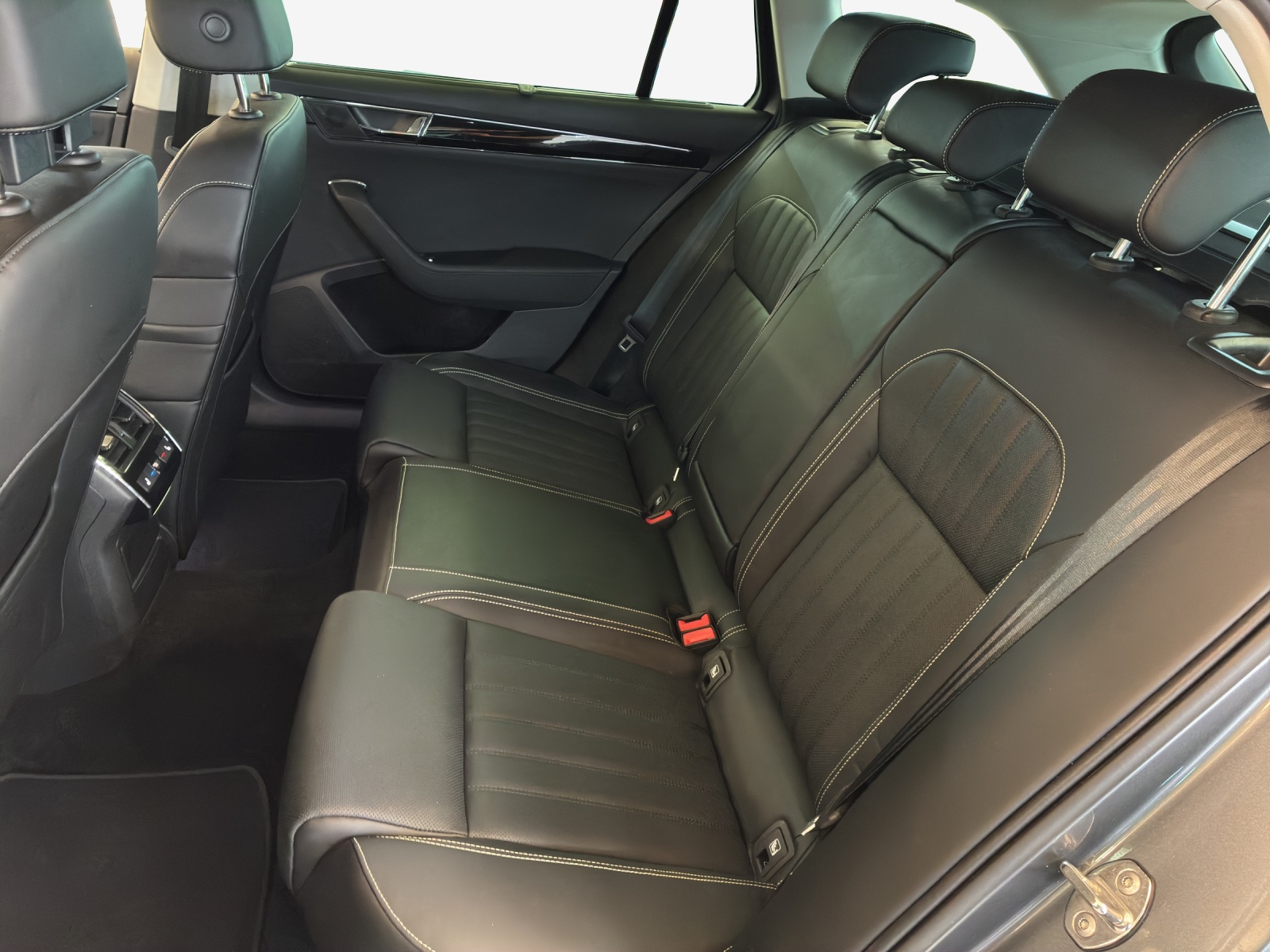 SKODA Superb Combi 2.0 TSI L&K 4x4 DSG-image-11