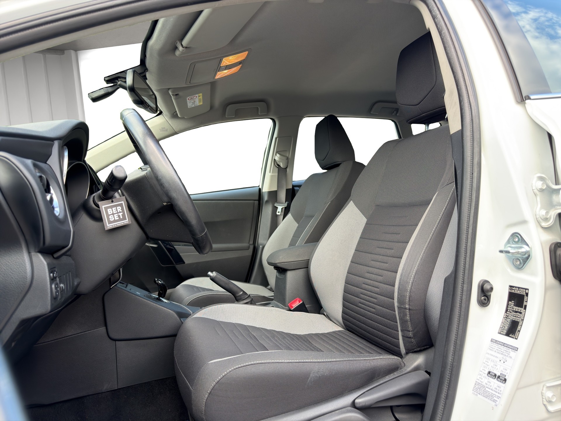 TOYOTA Auris 1.8 HSD Trend e-CVT-image-9