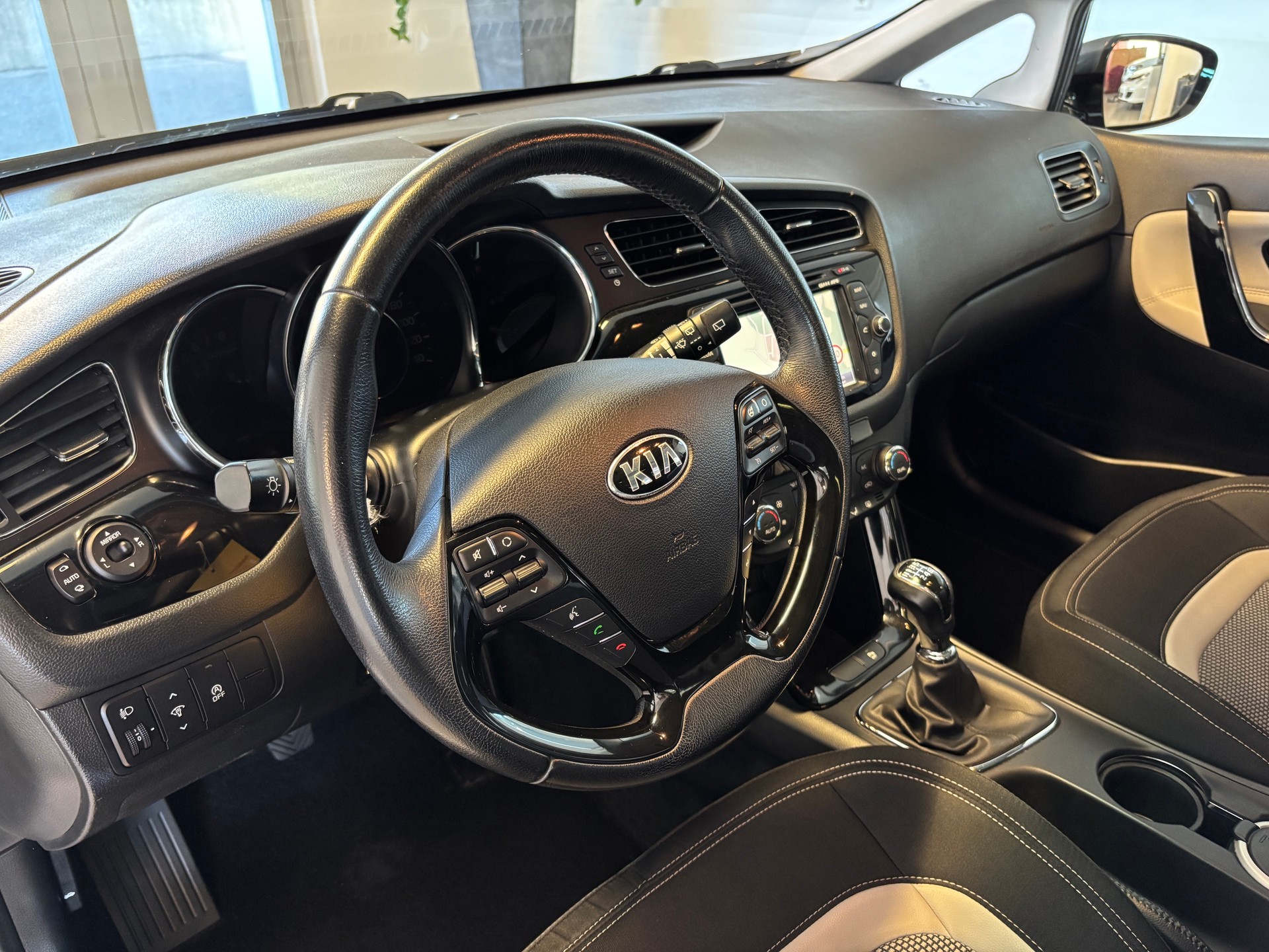 KIA Cee'd Sportswagon 1.6 GDi FiFa Wolrd Cup Edition-image-5