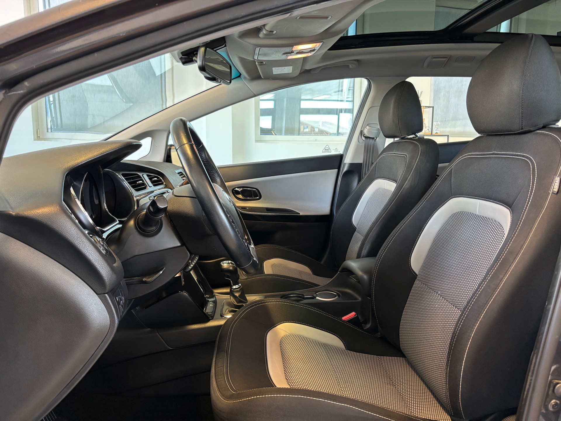 KIA Cee'd Sportswagon 1.6 GDi FiFa Wolrd Cup Edition-image-6