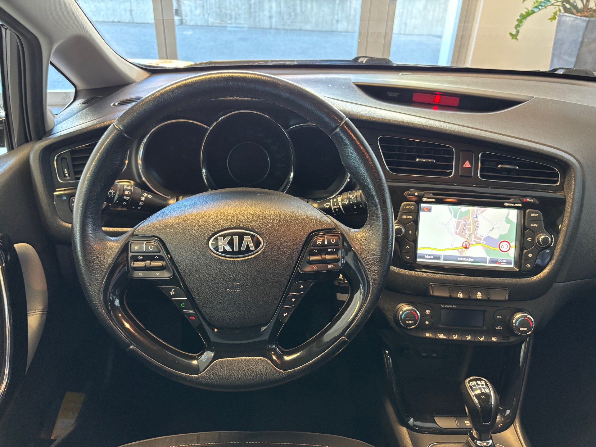 KIA Cee'd Sportswagon 1.6 GDi FiFa Wolrd Cup Edition-image-13