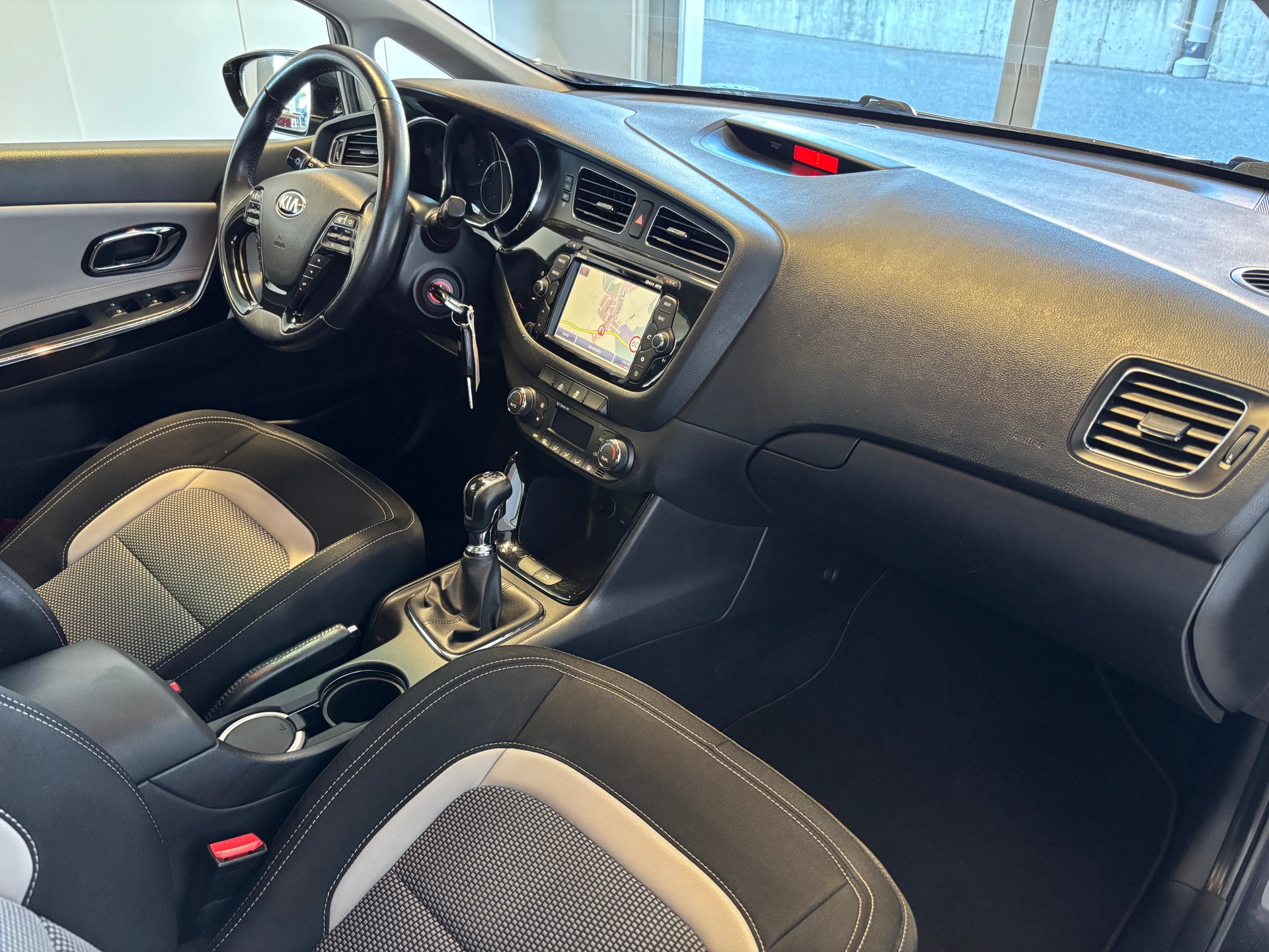 KIA Cee'd Sportswagon 1.6 GDi FiFa Wolrd Cup Edition-image-7
