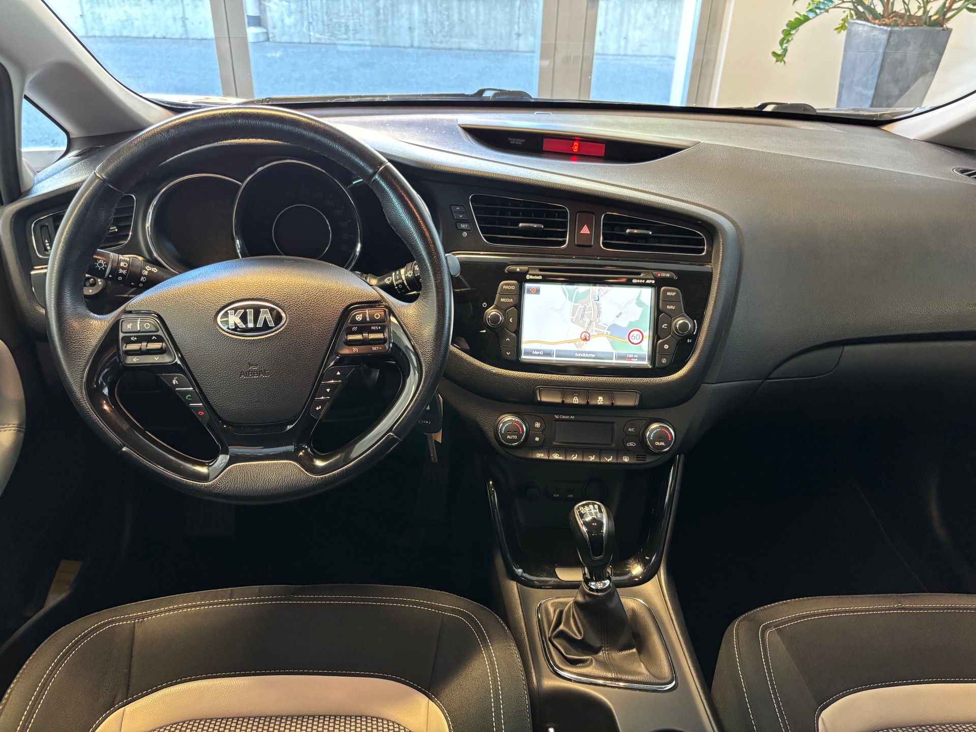 KIA Cee'd Sportswagon 1.6 GDi FiFa Wolrd Cup Edition-image-12