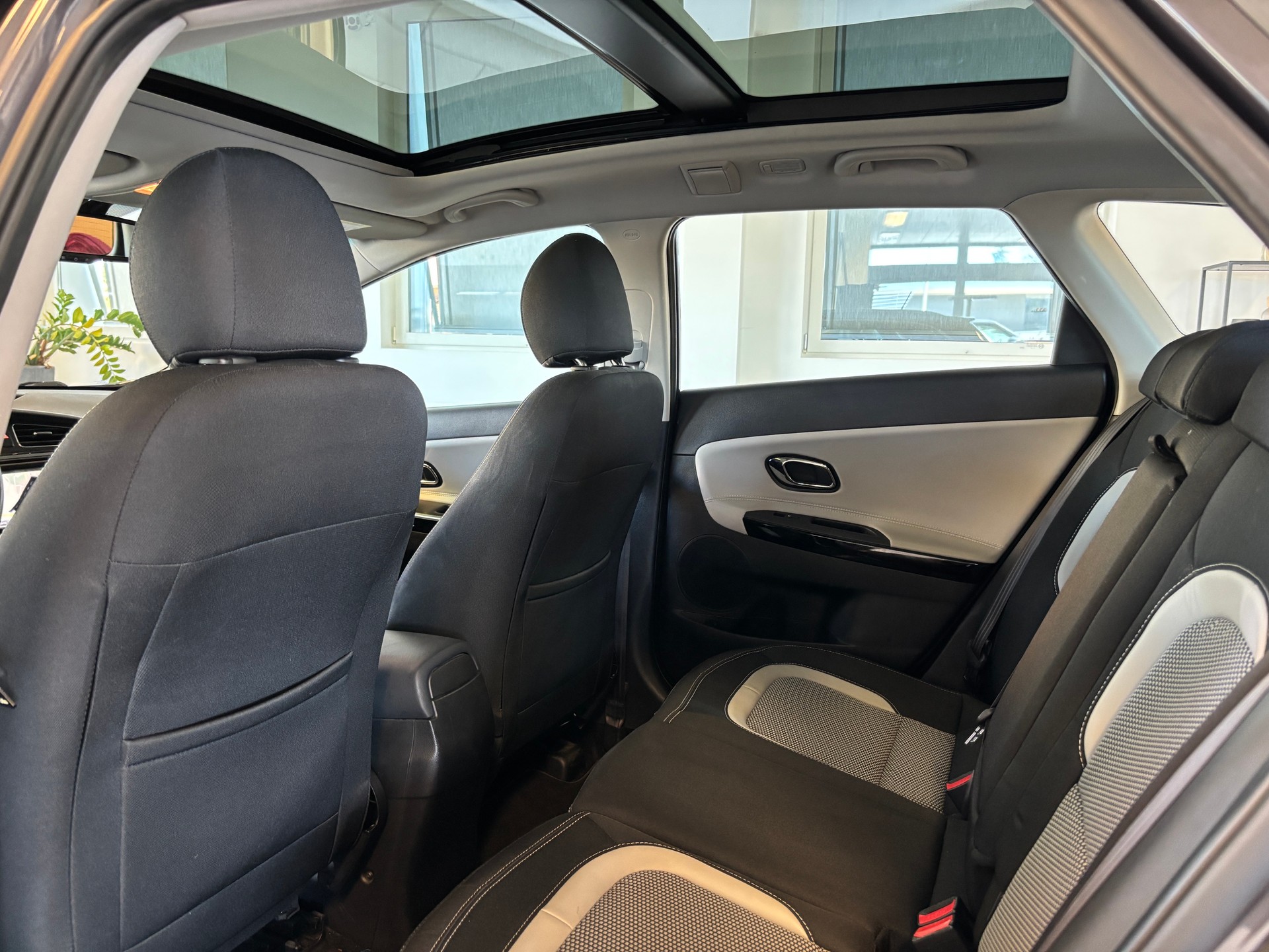 KIA Cee'd Sportswagon 1.6 GDi FiFa Wolrd Cup Edition-image-11