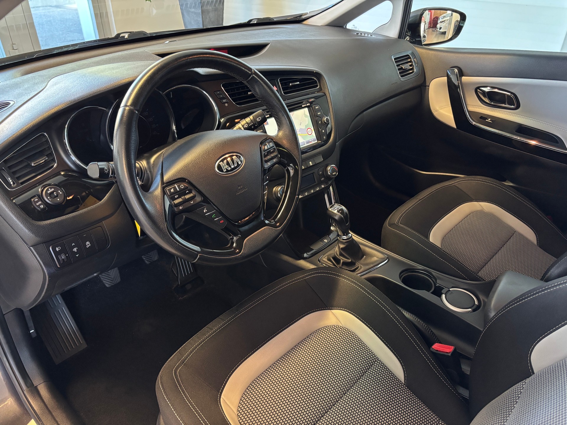 KIA Cee'd Sportswagon 1.6 GDi FiFa Wolrd Cup Edition-image-4