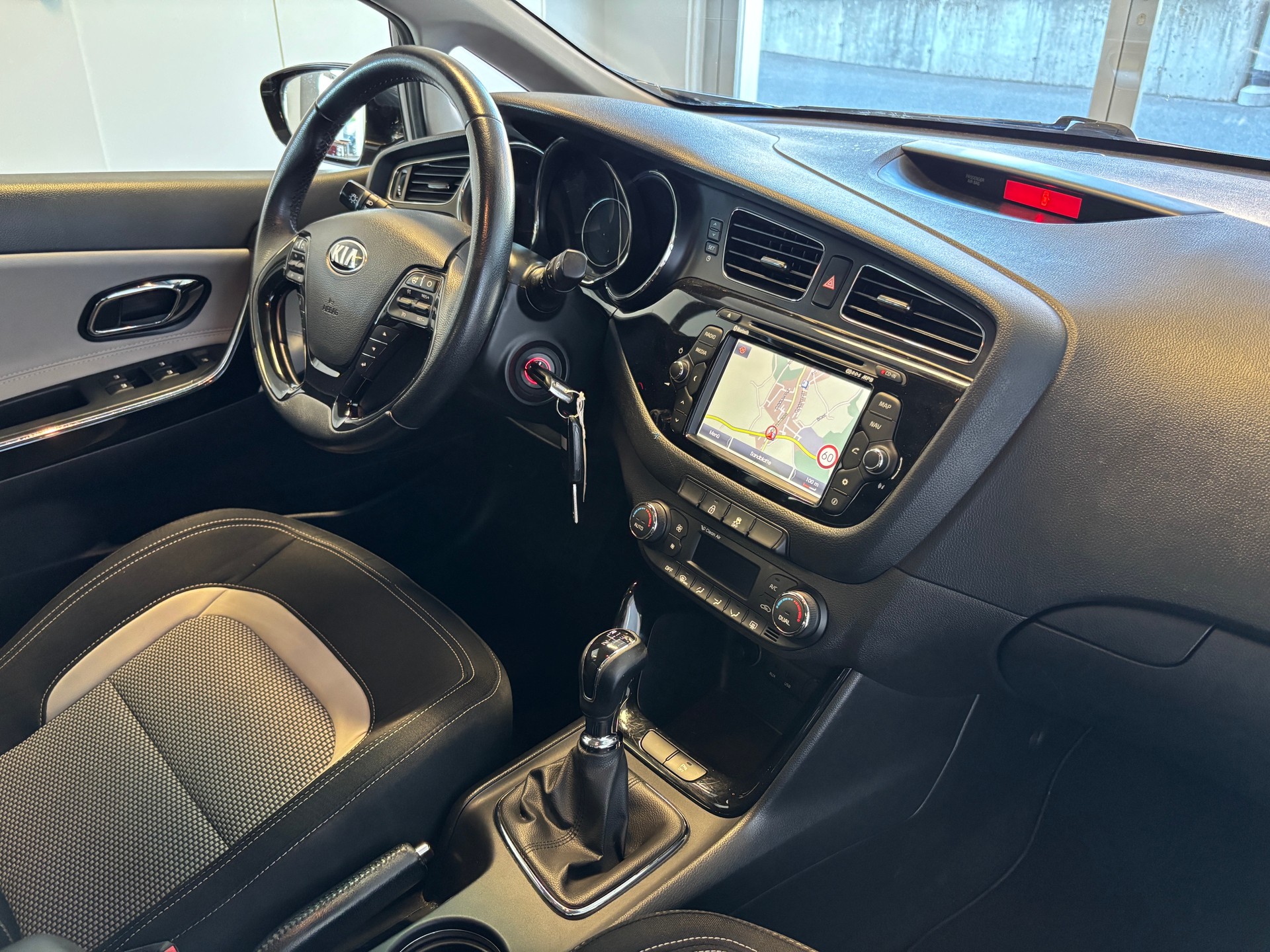 KIA Cee'd Sportswagon 1.6 GDi FiFa Wolrd Cup Edition-image-8
