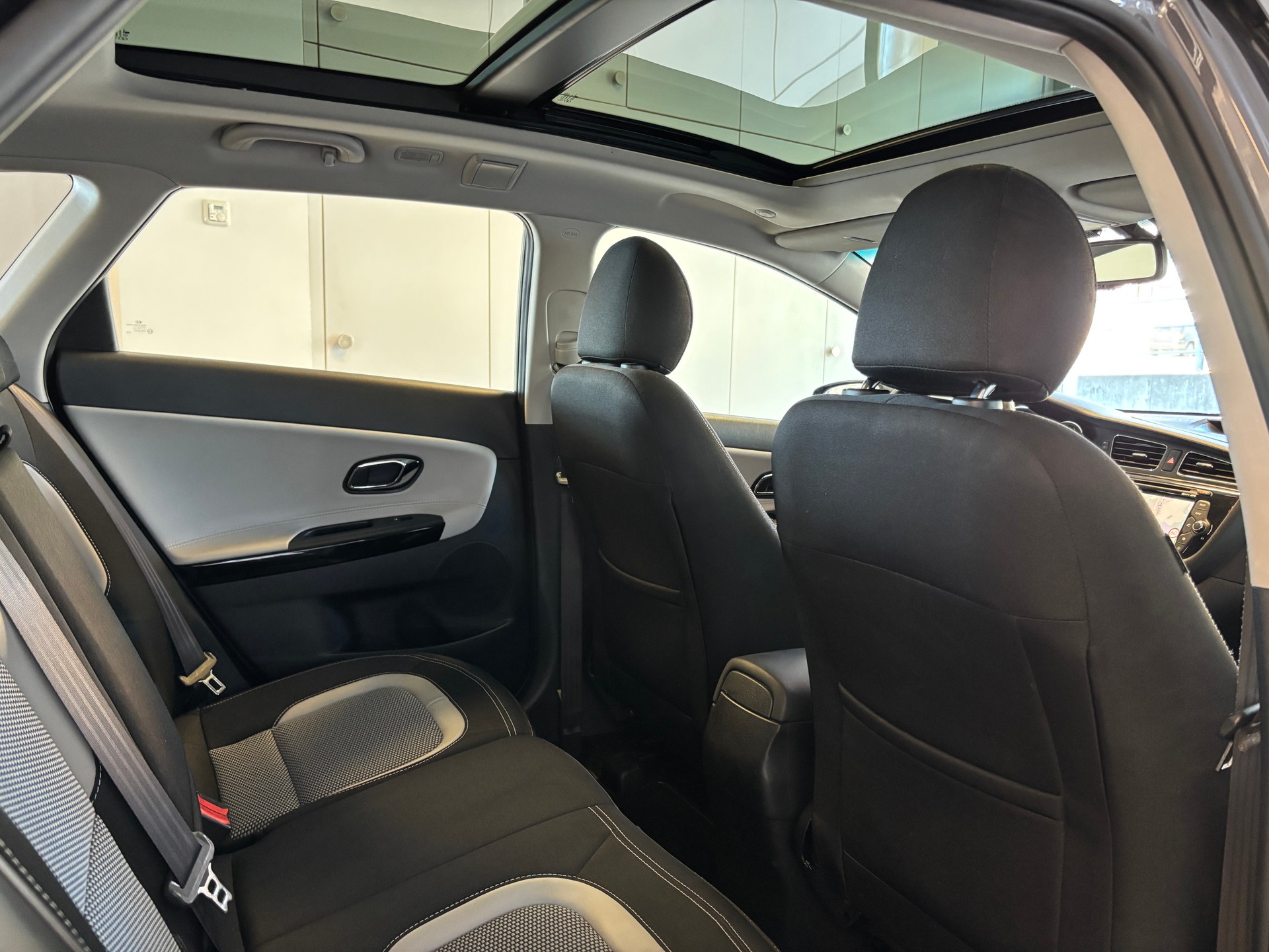 KIA Cee'd Sportswagon 1.6 GDi FiFa Wolrd Cup Edition-image-10