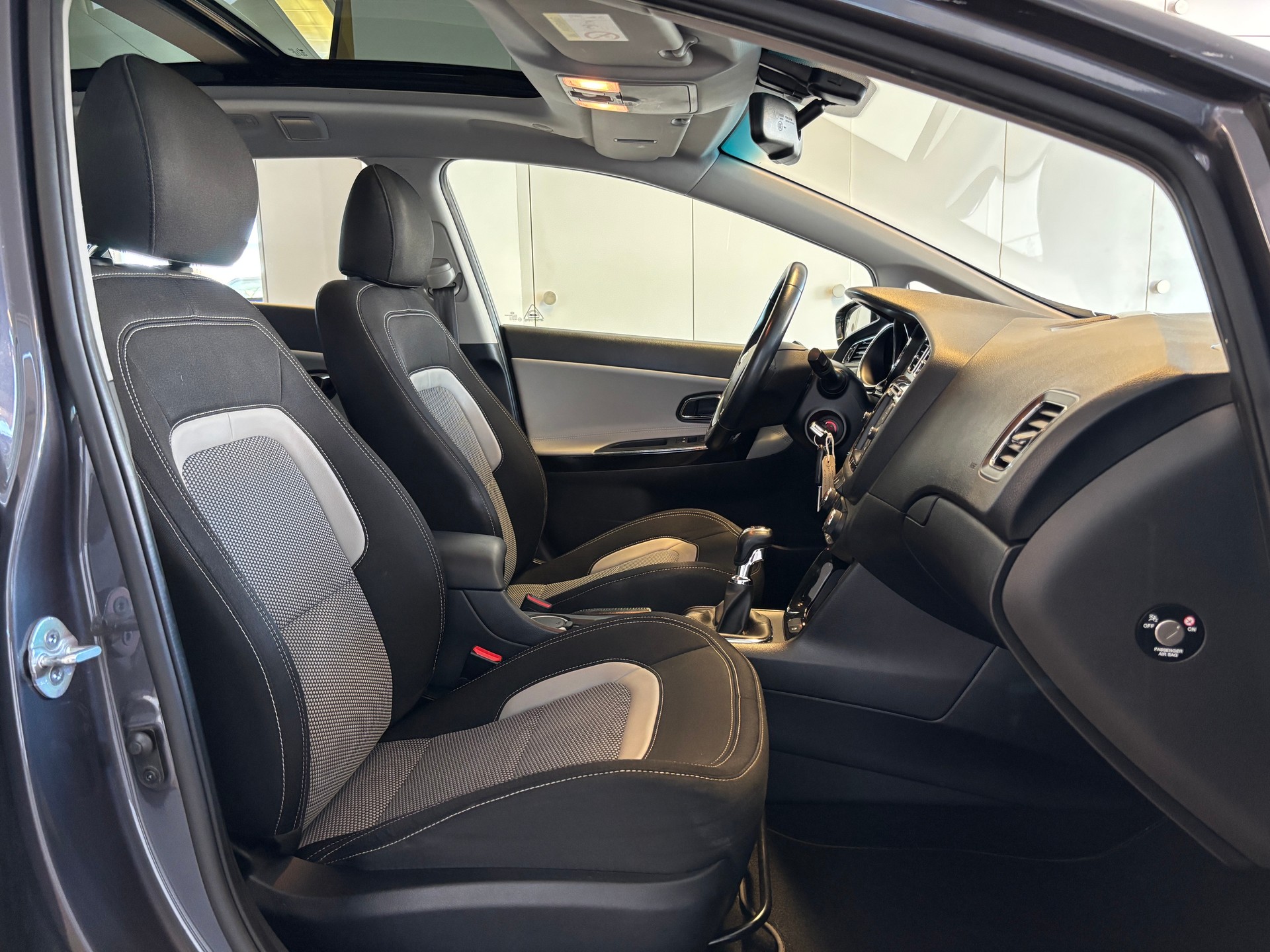 KIA Cee'd Sportswagon 1.6 GDi FiFa Wolrd Cup Edition-image-9