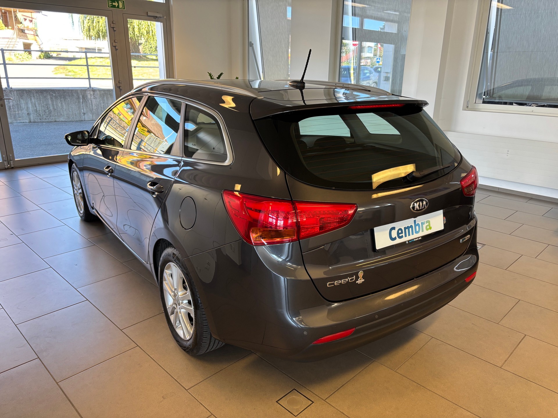 KIA Cee'd Sportswagon 1.6 GDi FiFa Wolrd Cup Edition-image-3