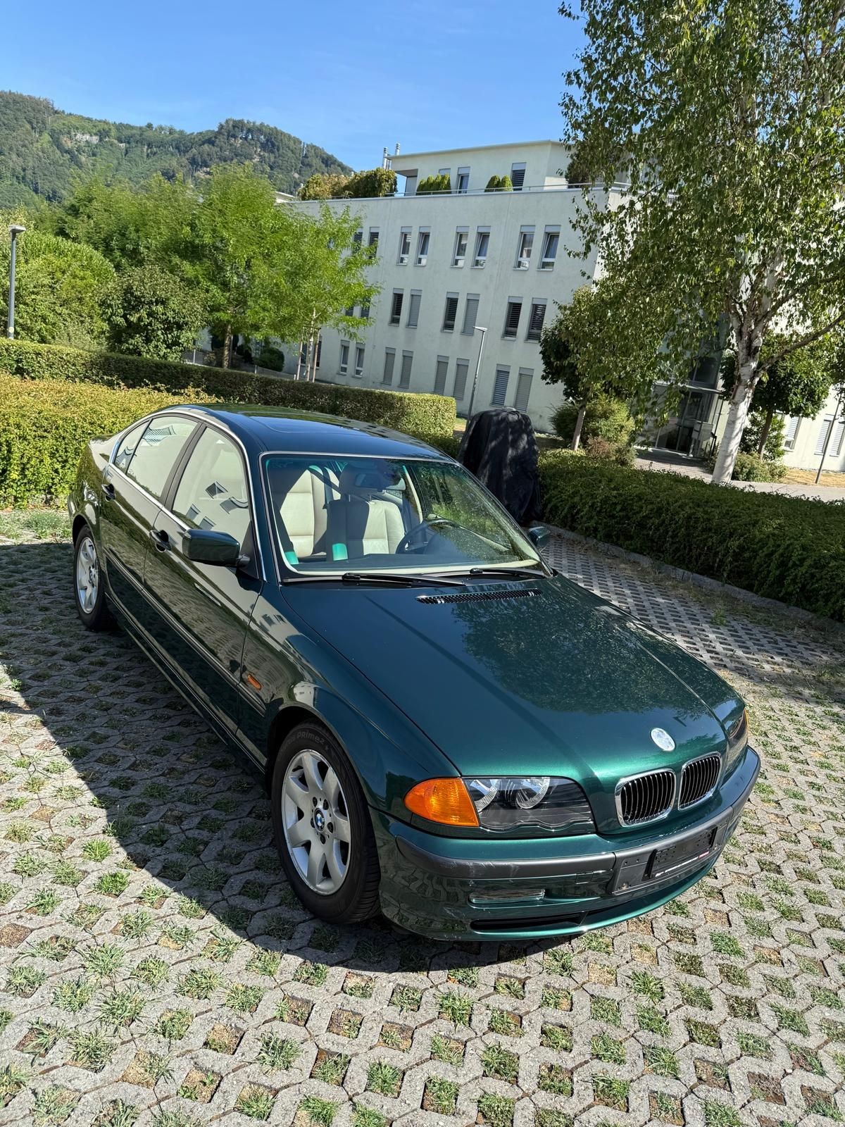 BMW 328i-image-0