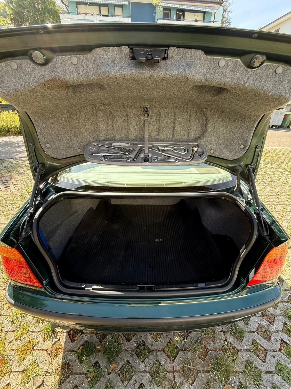 BMW 328i-image-4