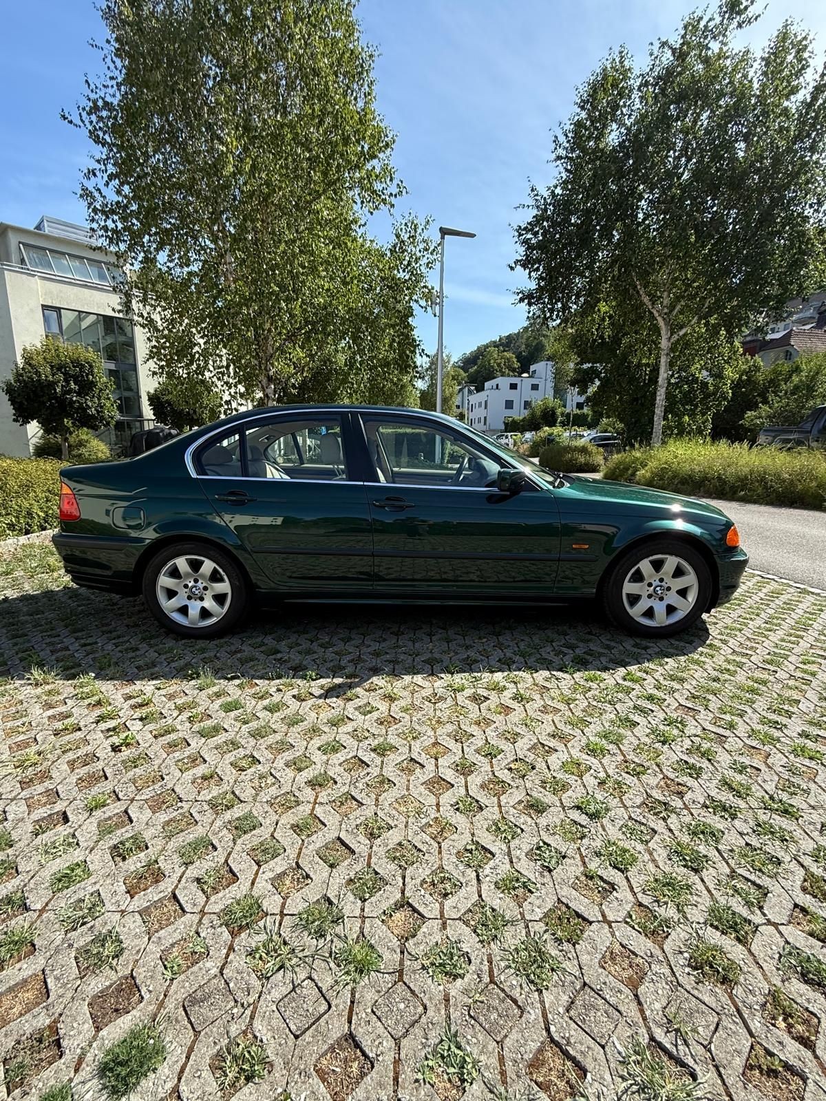 BMW 328i-image-2