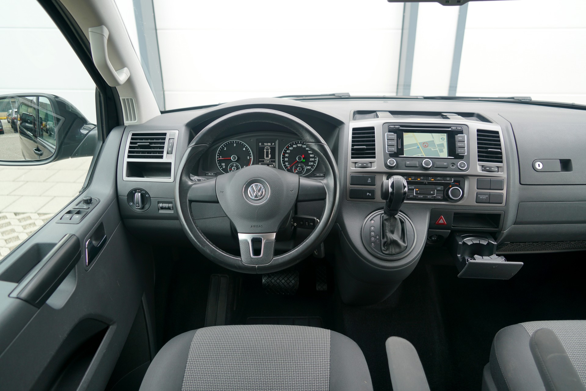 VW T5 Caravelle Comfortline 2.0 TDI CR 4Motion DSG-image-8