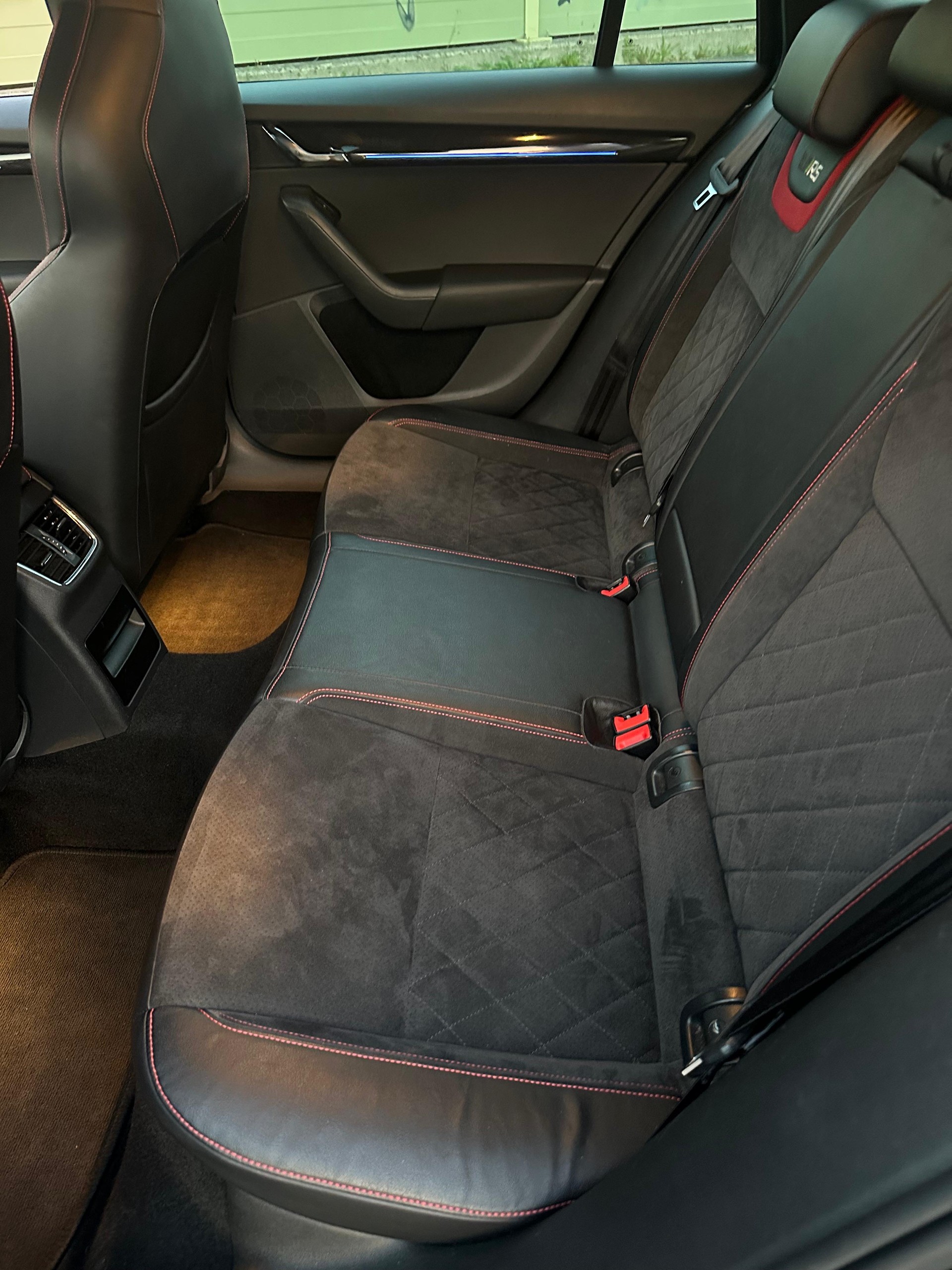 SKODA Octavia Combi 2.0 TSI RS Prag DSG-image-13
