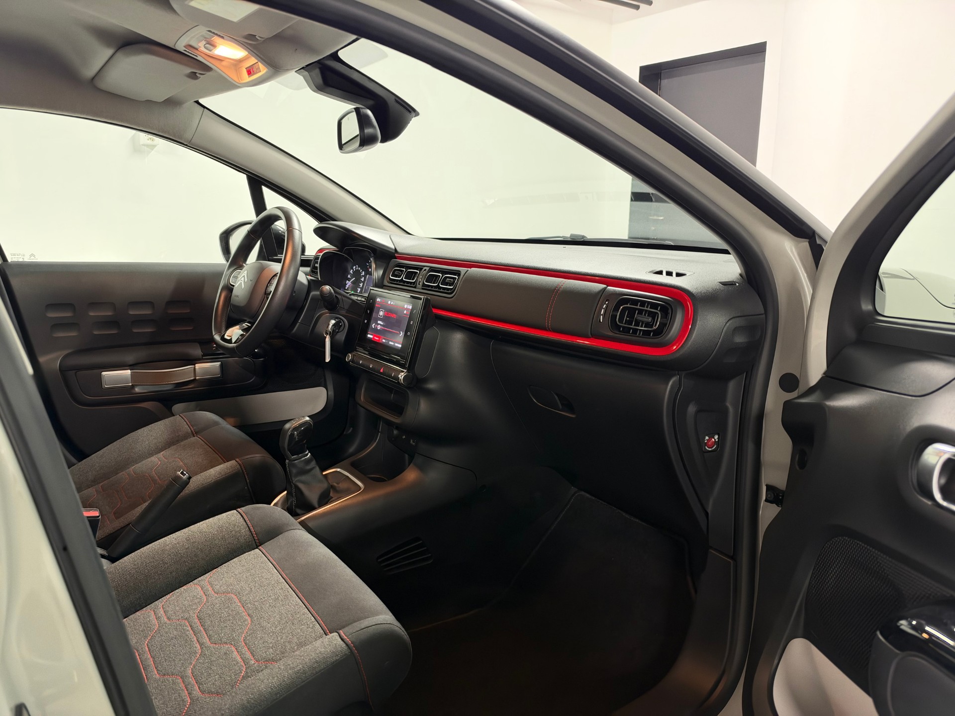 CITROEN C3 1.2i PureTech Shine-image-12