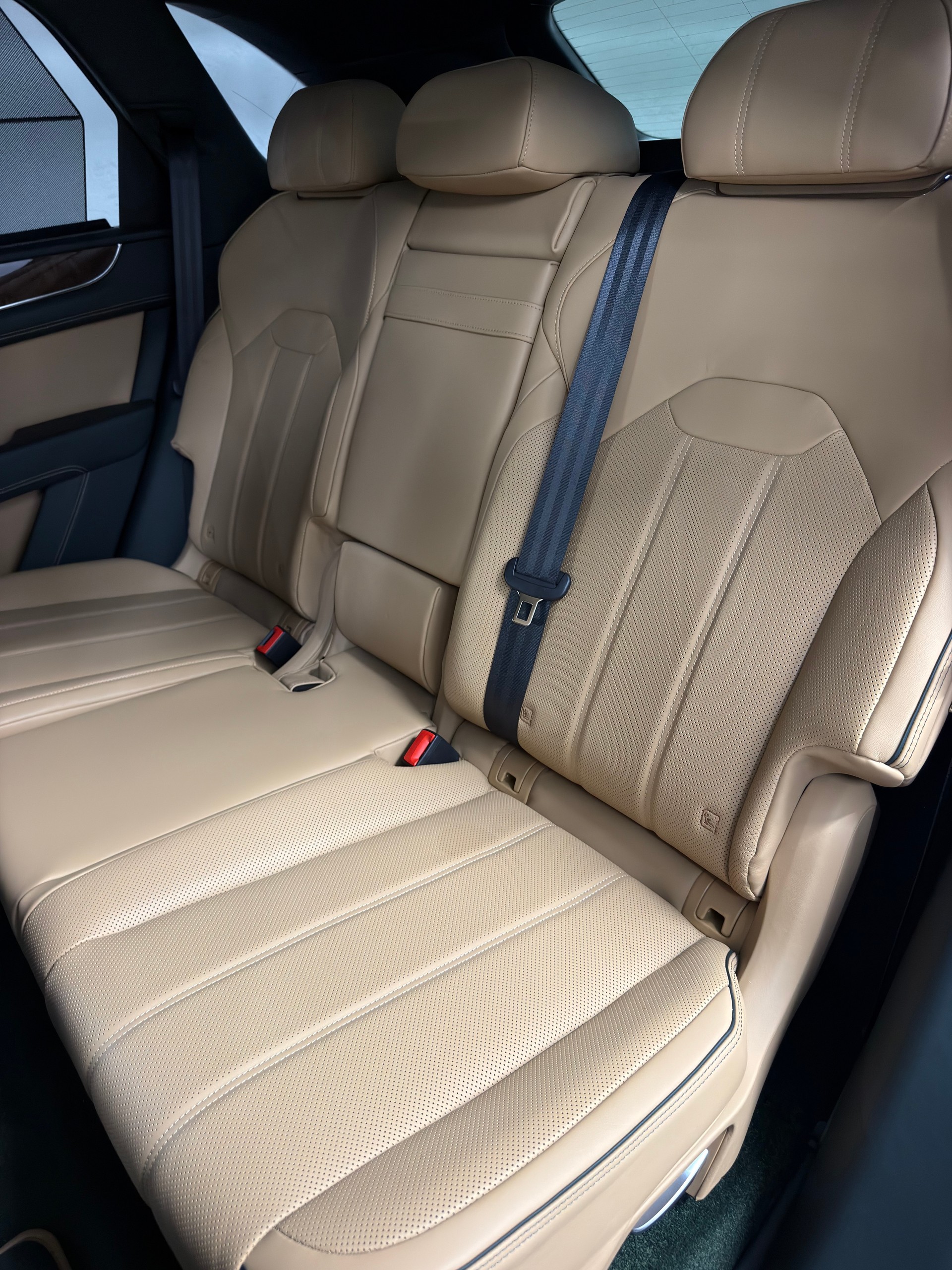 BENTLEY Bentayga Azure V8-image-10