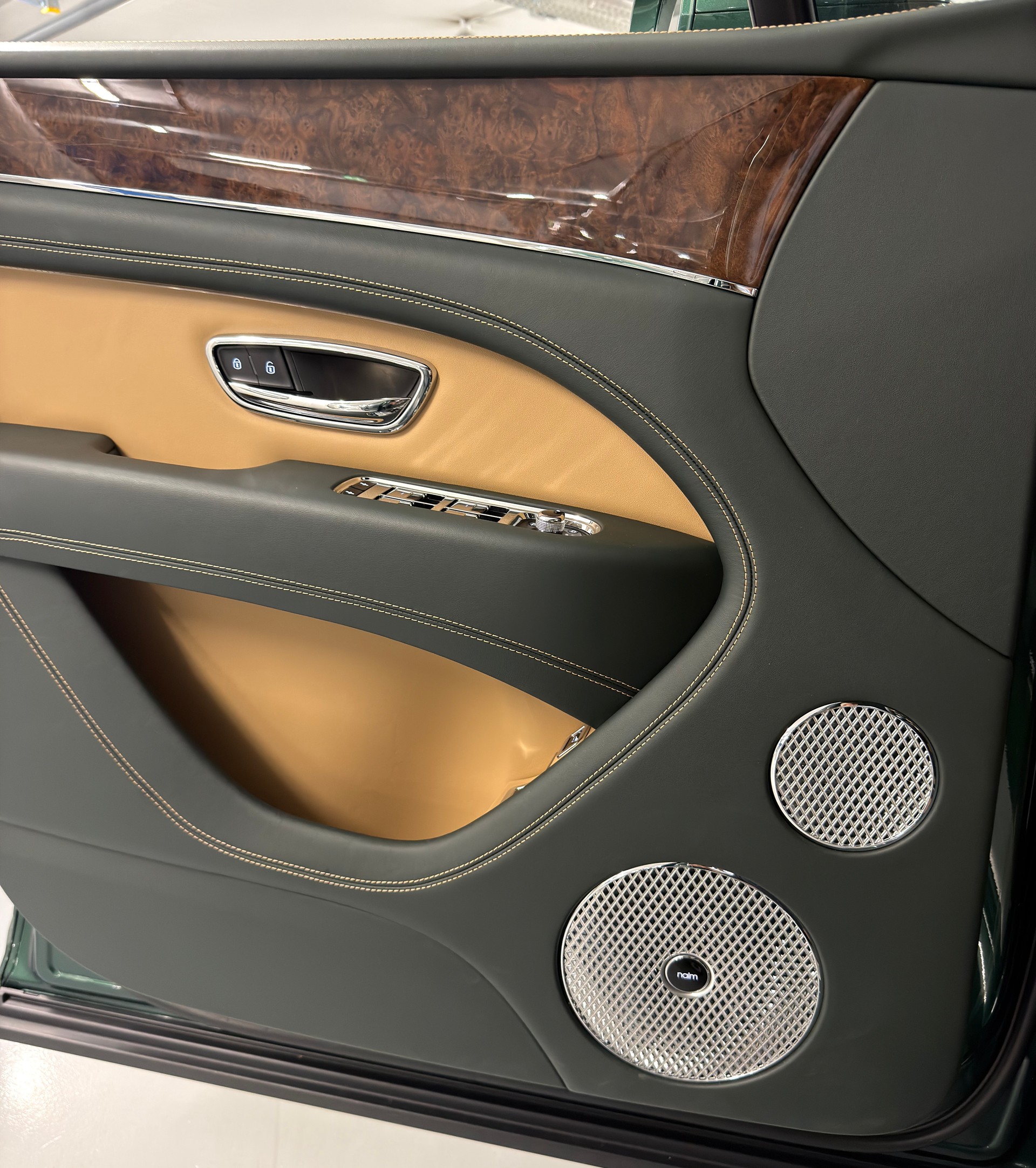 BENTLEY Bentayga Azure V8-image-12
