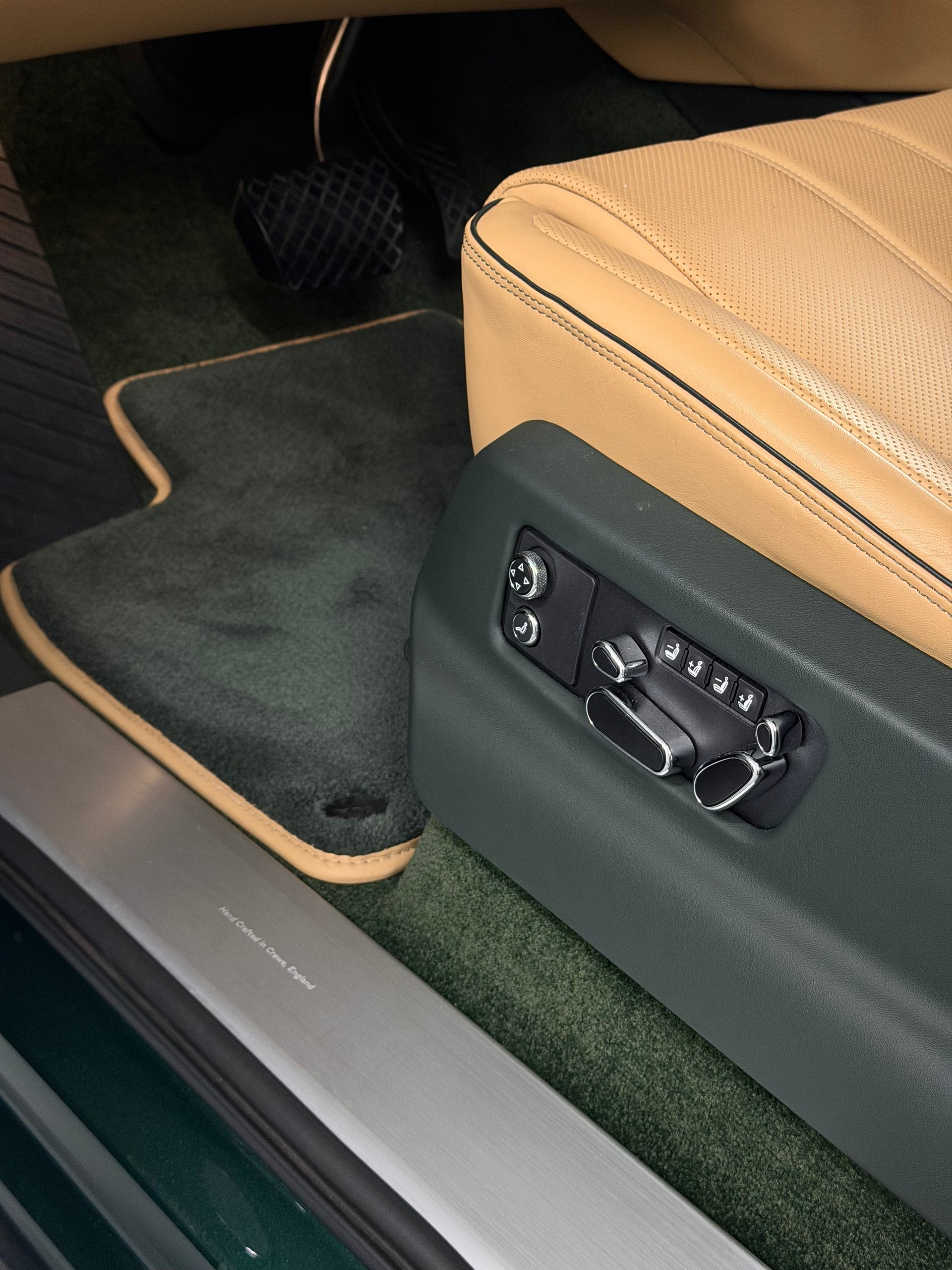 BENTLEY Bentayga Azure V8-image-9