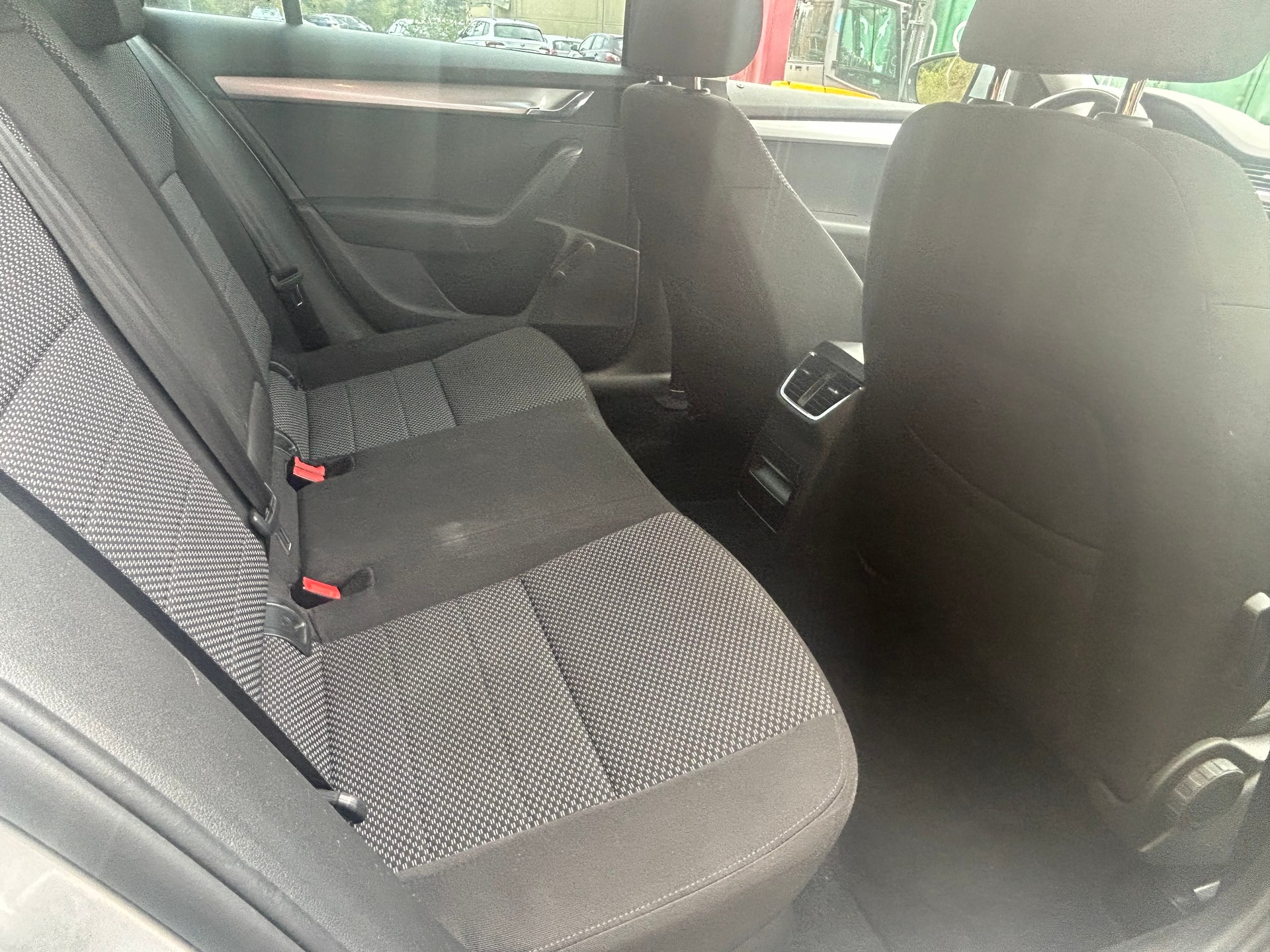 SKODA Octavia Combi 2.0 TDI Swiss Edition 4x4 DSG-image-11