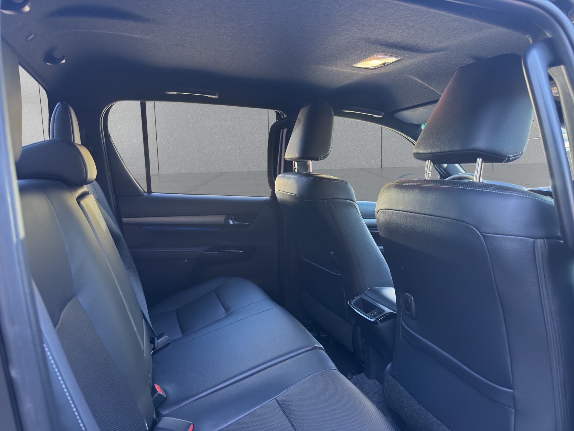 TOYOTA Hilux 2.8D-4D Invincible Double Cab 4x4 A-image-10