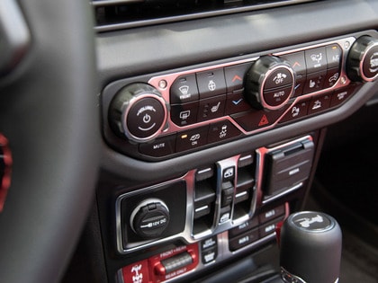 JEEP 6.4L SRT® HEMI® V8-image-13