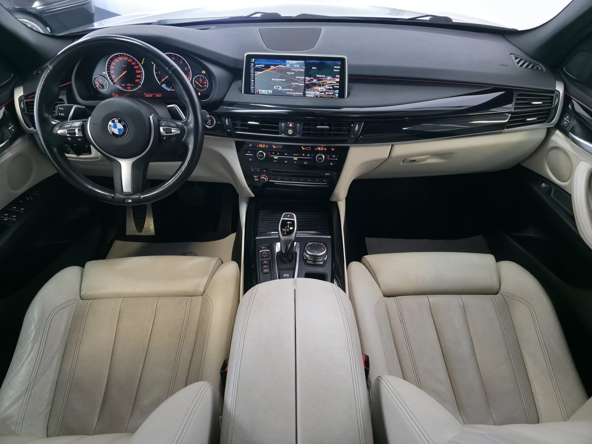 BMW X5 xDrive 50i Steptronic-image-17