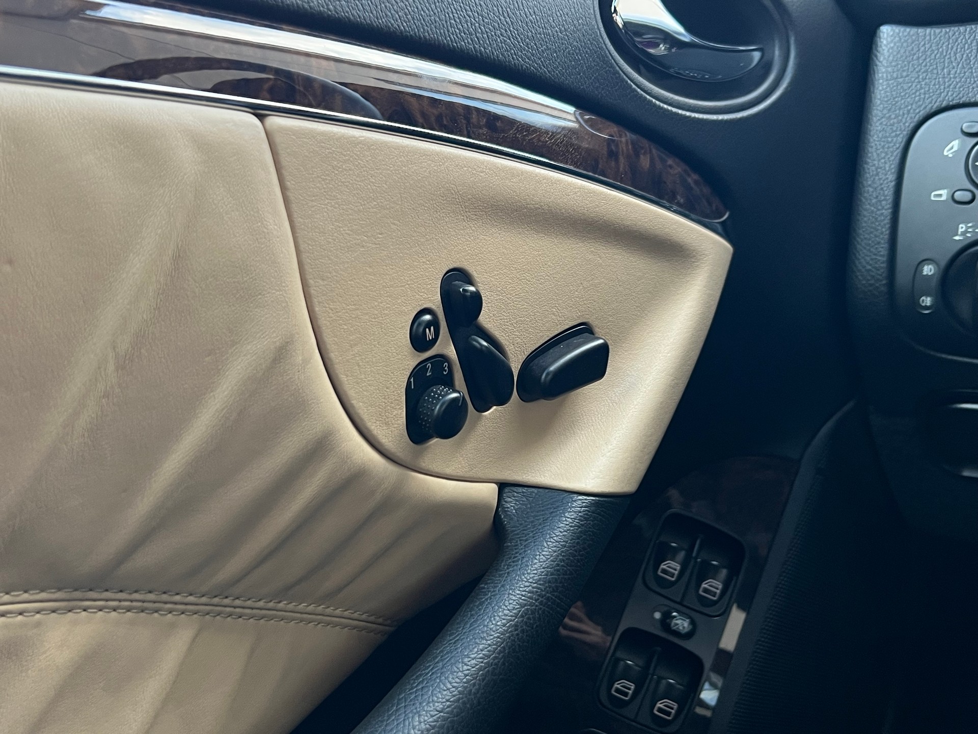 MERCEDES-BENZ CLK 350 Elégance 7G-Tronic I designo (CH)-image-23