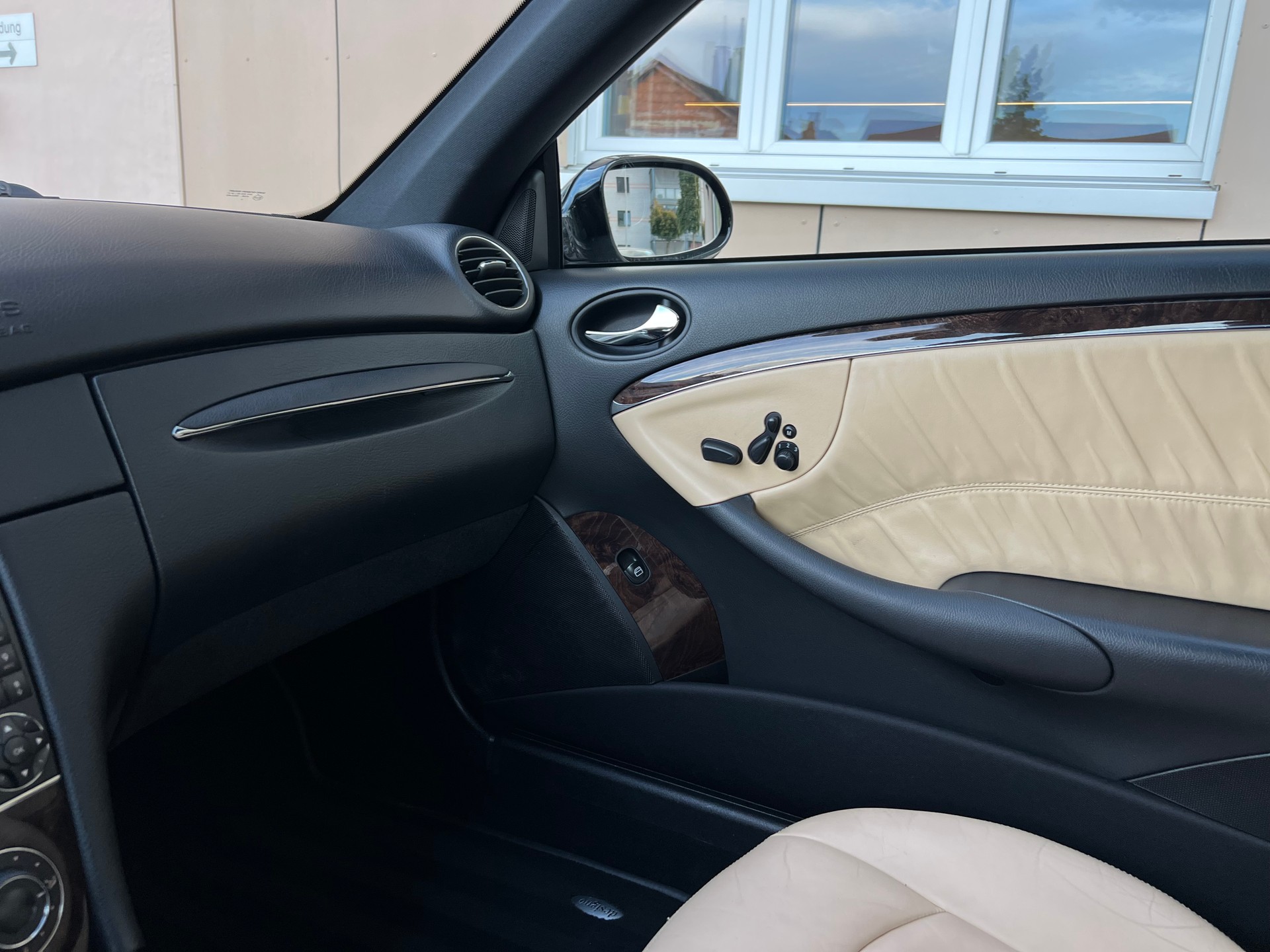 MERCEDES-BENZ CLK 350 Elégance 7G-Tronic I designo (CH)-image-24