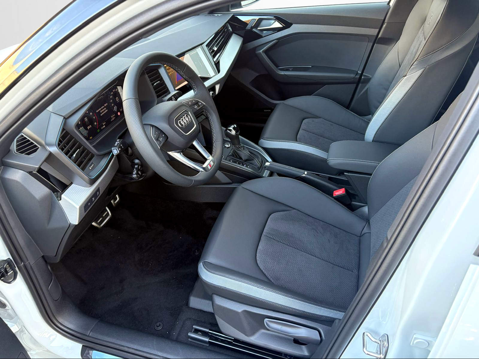 AUDI A1 Sportback 30 TFSI S Line Attraction S-tronic-image-4