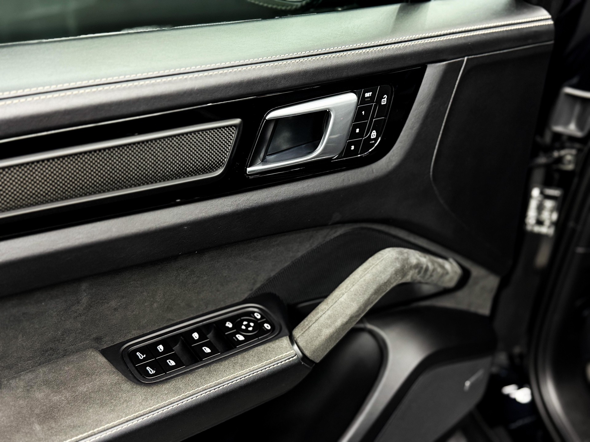 PORSCHE Cayenne Turbo GT ( Porsche Approved )-image-22