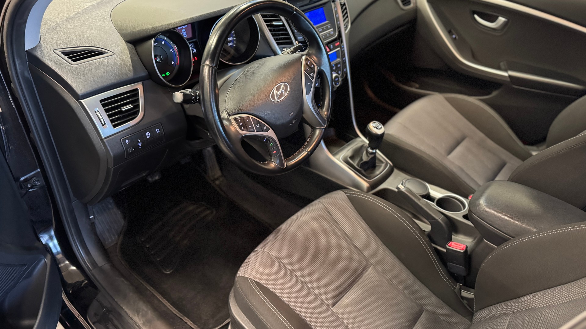 HYUNDAI i30 1.6 CRDi Swiss Plus Edition-image-6