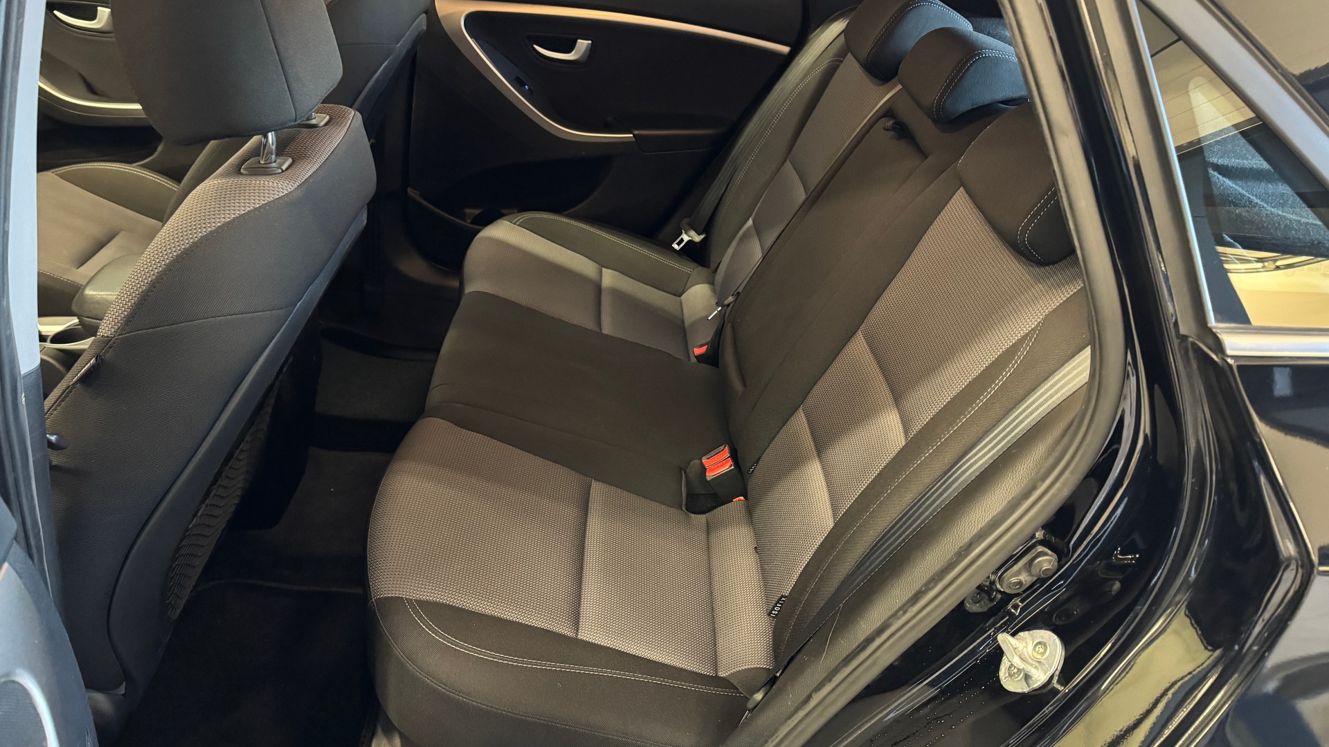 HYUNDAI i30 1.6 CRDi Swiss Plus Edition-image-8