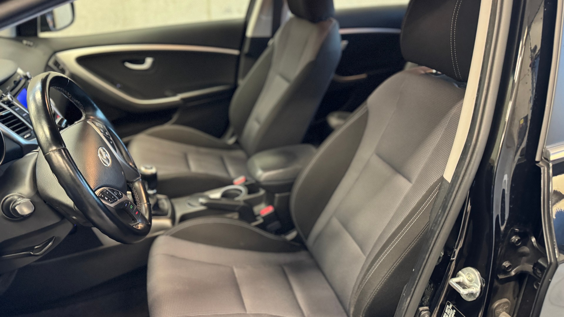 HYUNDAI i30 1.6 CRDi Swiss Plus Edition-image-7