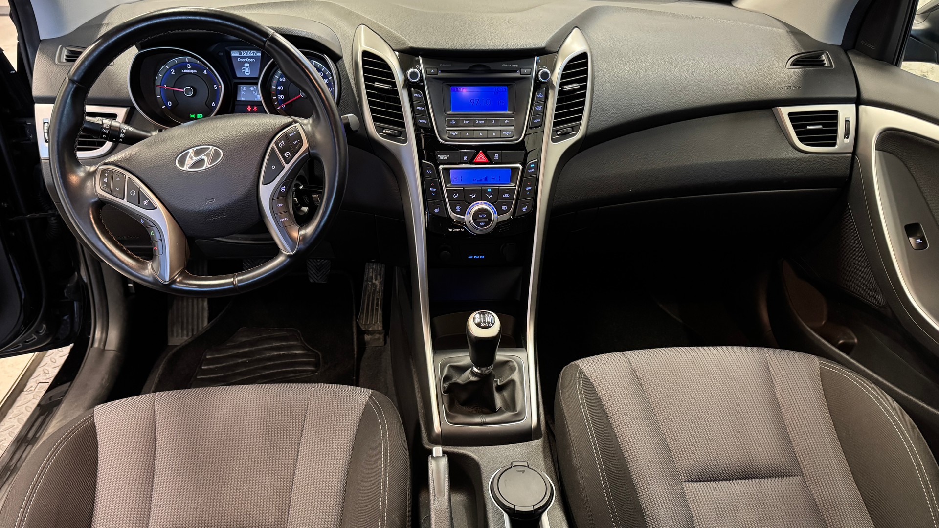 HYUNDAI i30 1.6 CRDi Swiss Plus Edition-image-5