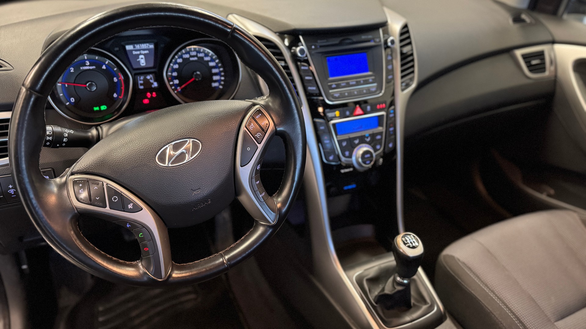 HYUNDAI i30 1.6 CRDi Swiss Plus Edition-image-4