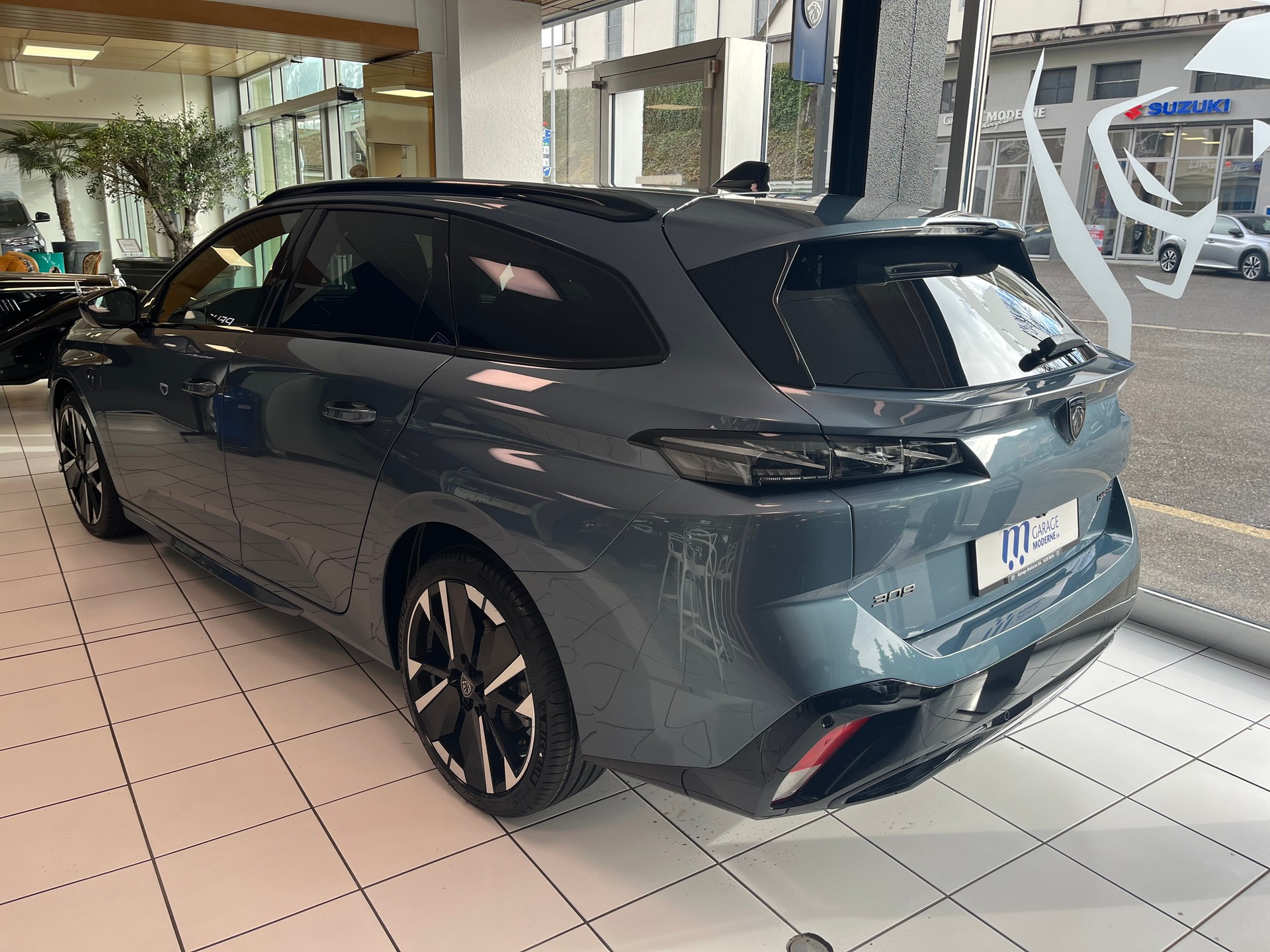 PEUGEOT 308 SW 1.2 Hybrid GT-showroom-element-2