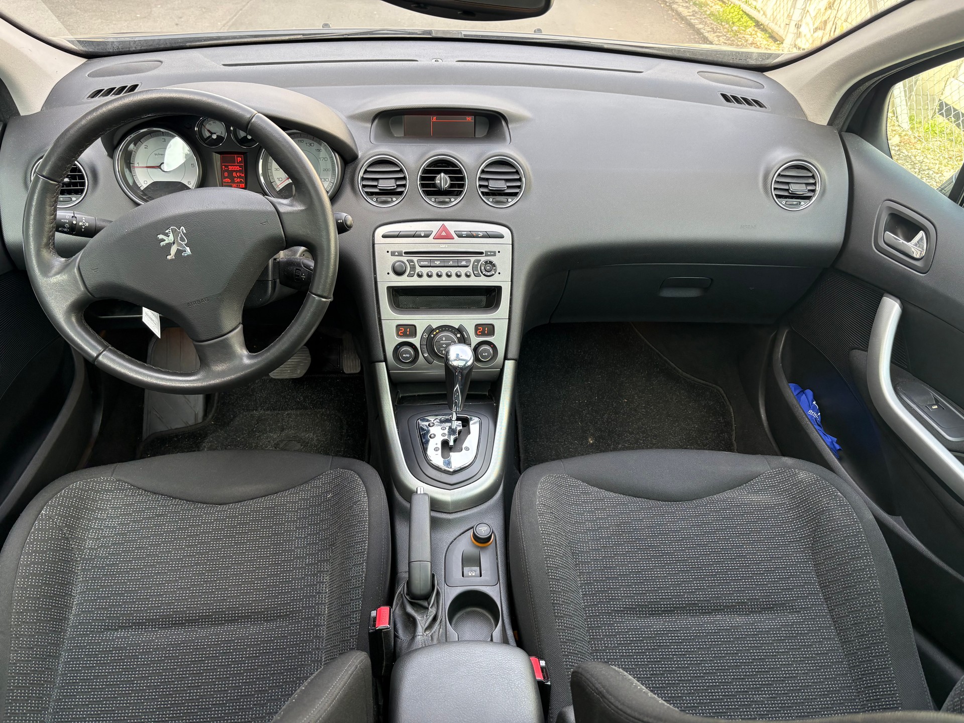 PEUGEOT 308 SW 2.0 HDI Sport Automatic-image-9