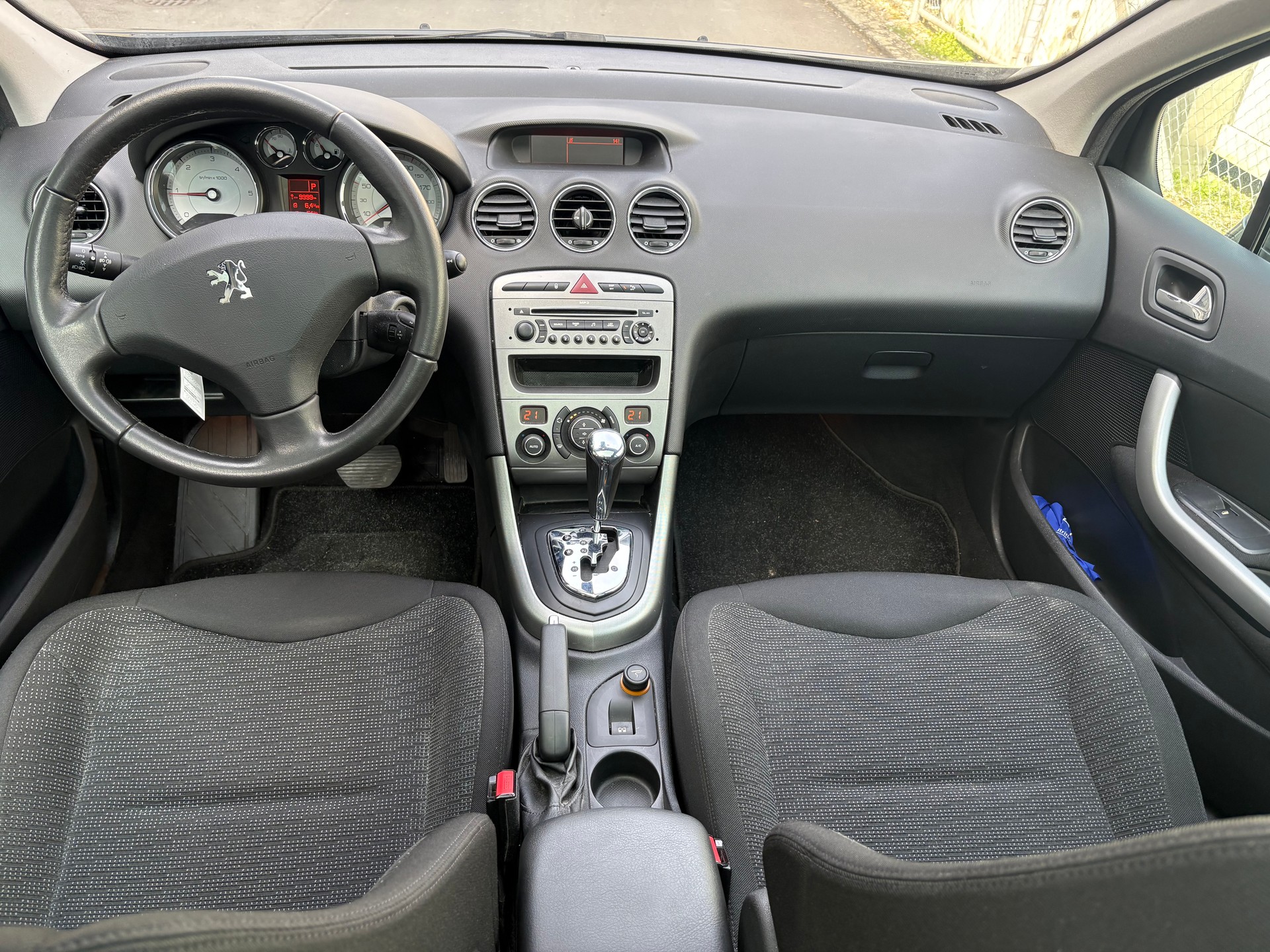 PEUGEOT 308 SW 2.0 HDI Sport Automatic-image-11