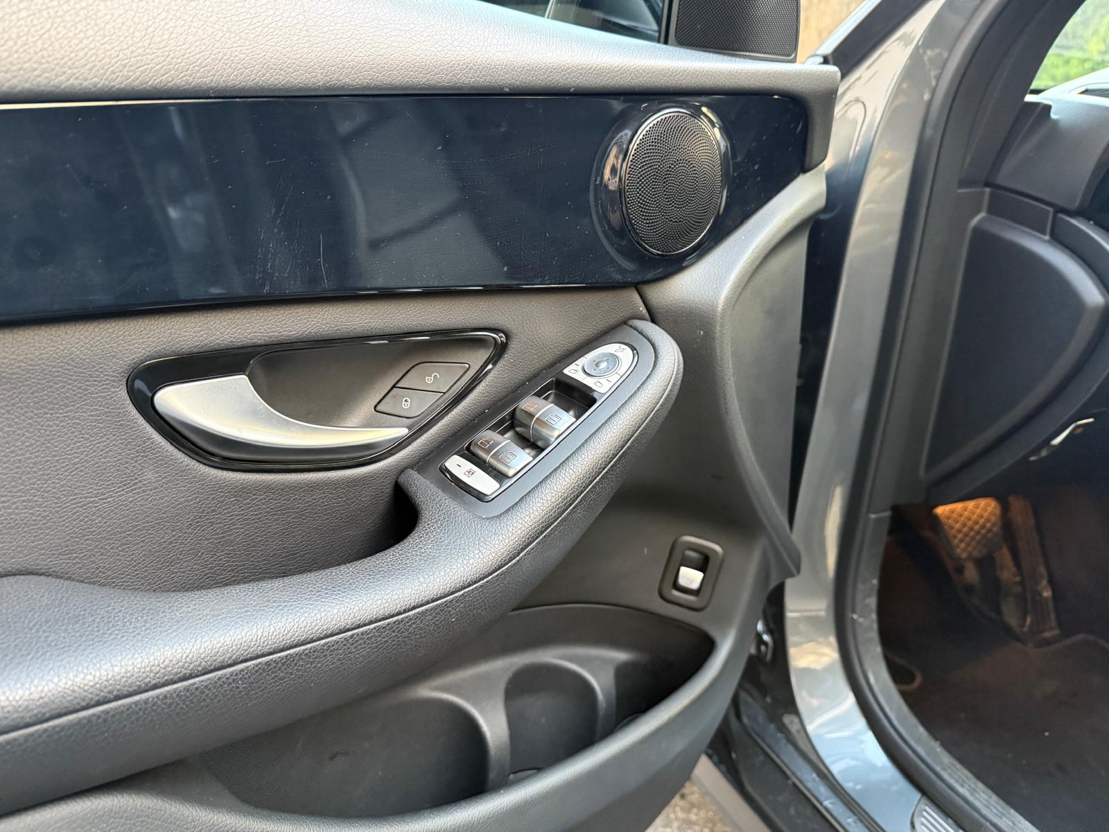 MERCEDES-BENZ GLC 250 AMG Line 4Matic 9G-Tronic-image-12