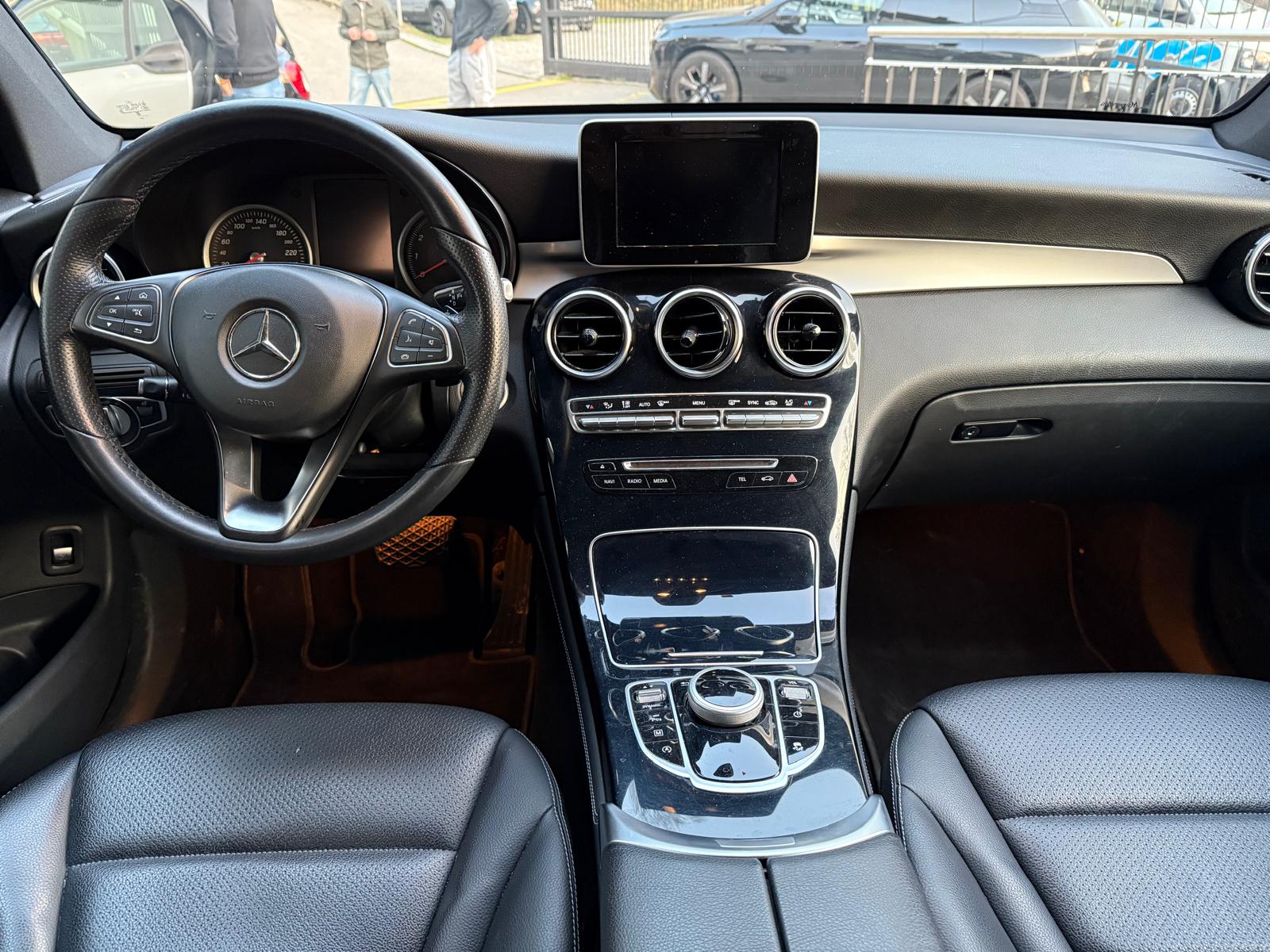 MERCEDES-BENZ GLC 250 AMG Line 4Matic 9G-Tronic-image-8