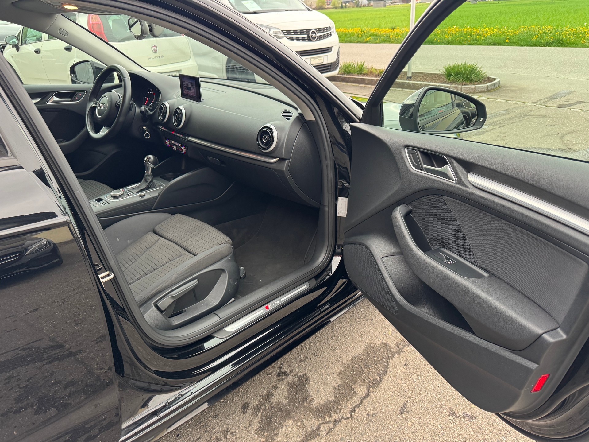 AUDI A3 Sportback 2.0 TDI S-Line S-tronic-image-15