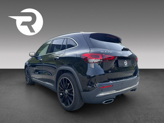 MERCEDES-BENZ GLA 250 AMG Line 4Matic-image-3