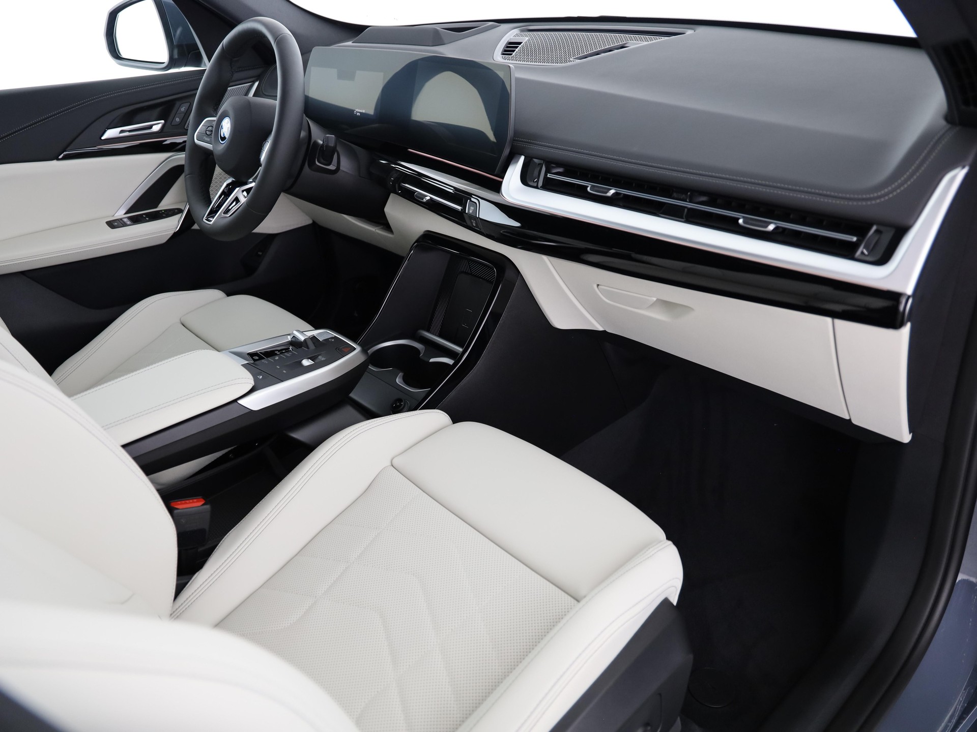 BMW iX1 30 xDrive-image-6