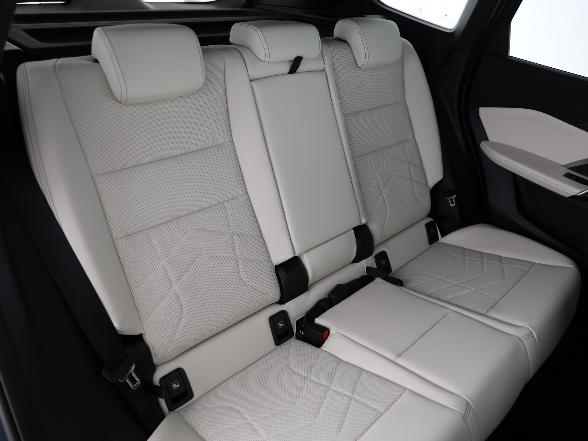 BMW iX1 30 xDrive-image-8