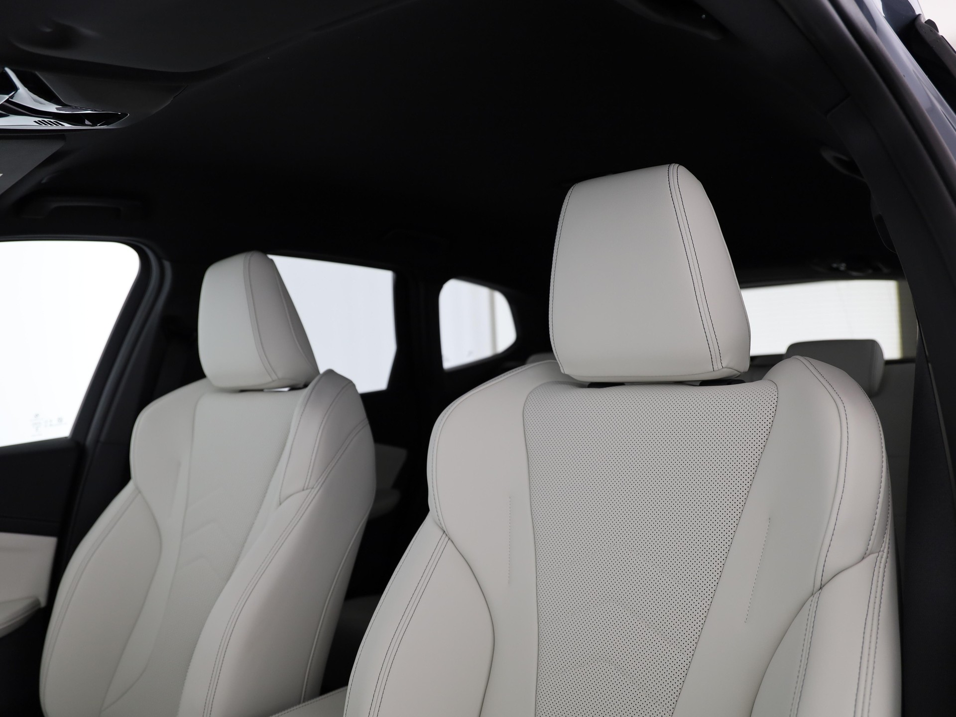 BMW iX1 30 xDrive-image-9