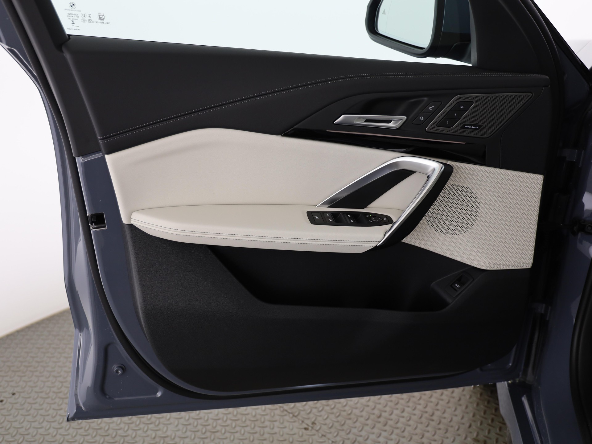BMW iX1 30 xDrive-image-16
