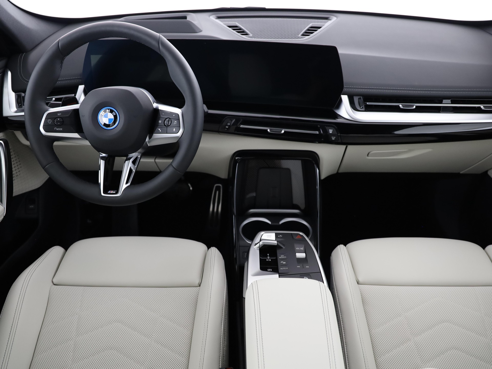 BMW iX1 30 xDrive-image-12