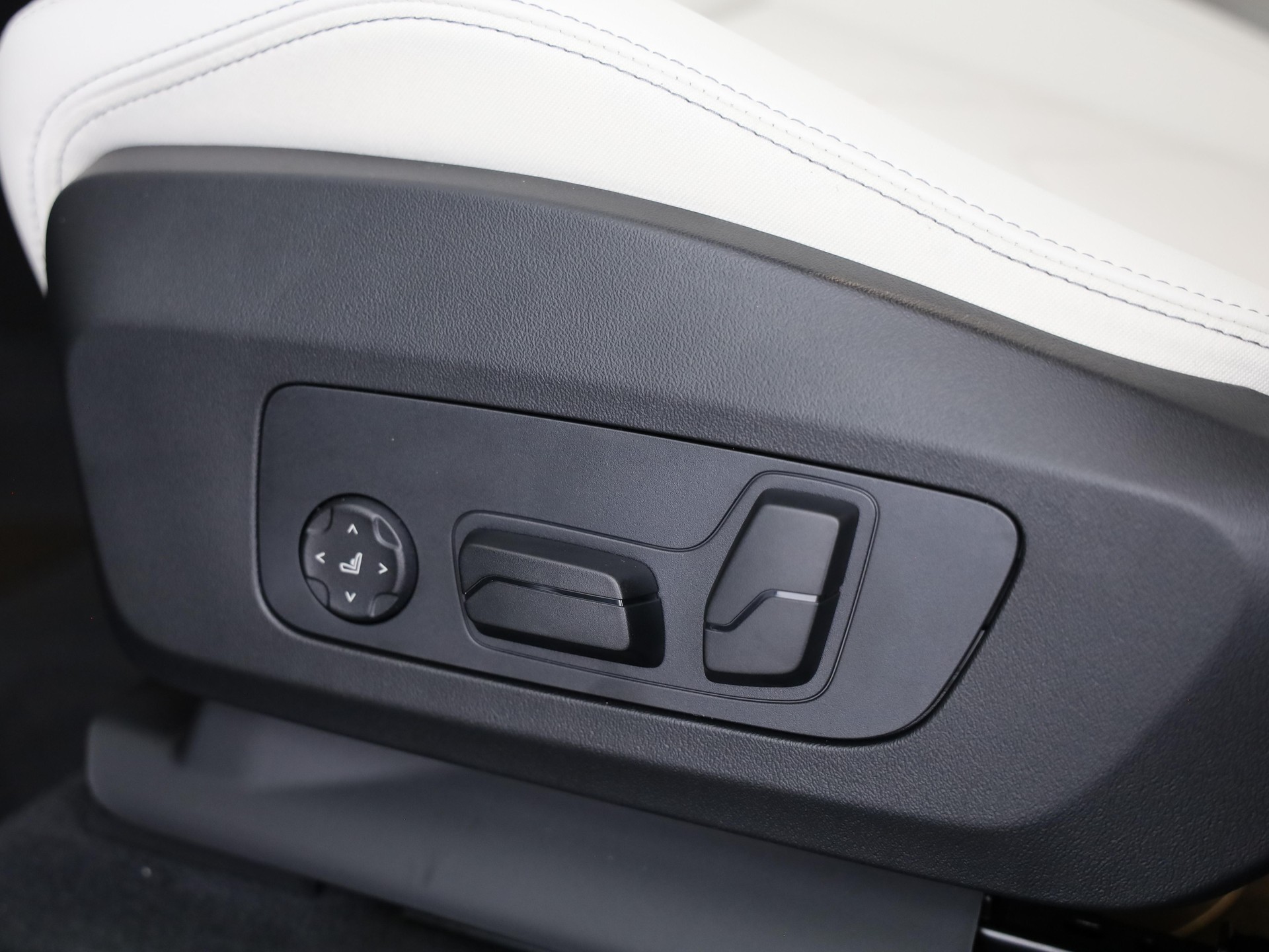 BMW iX1 30 xDrive-image-10