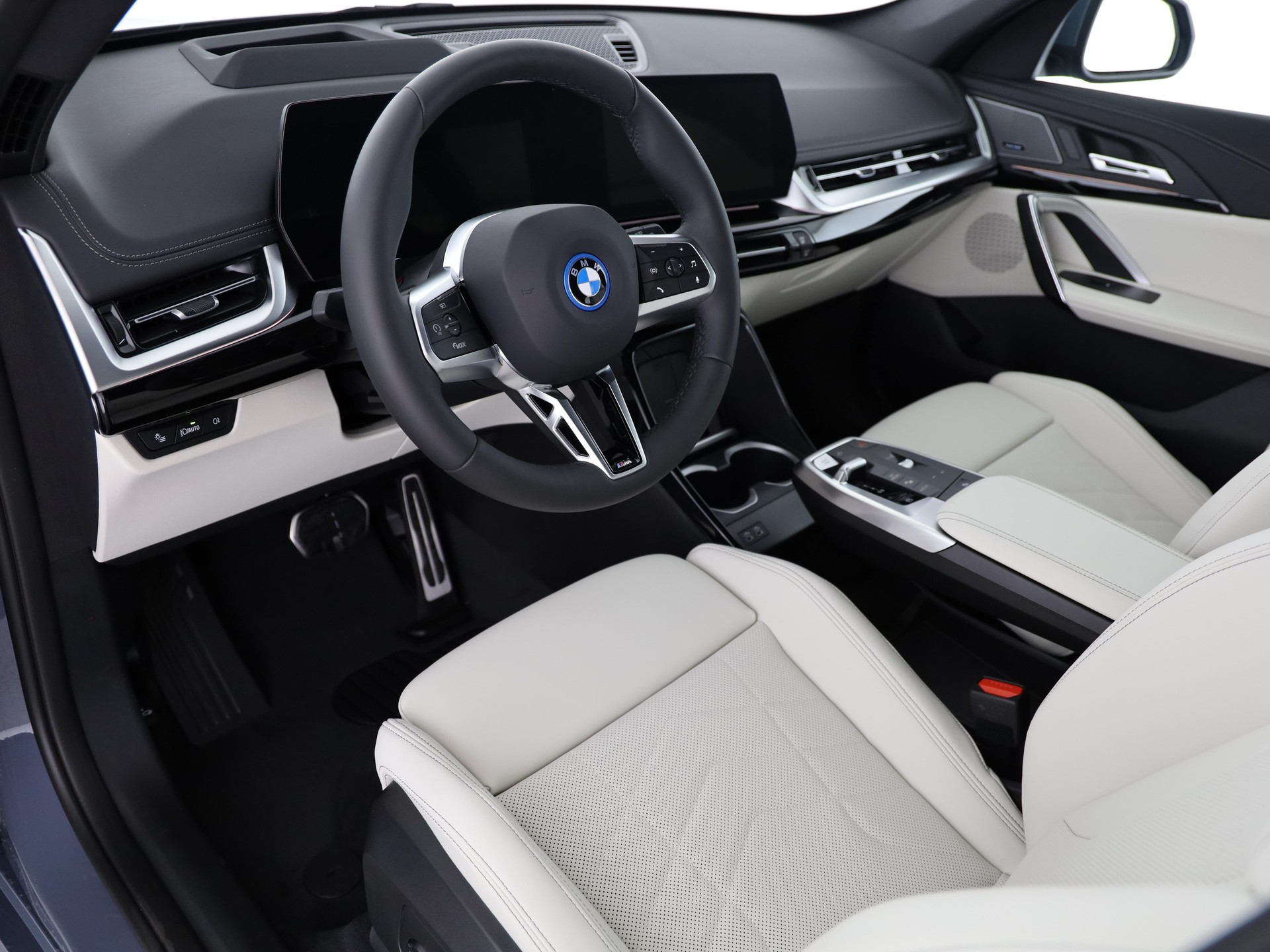 BMW iX1 30 xDrive-image-11