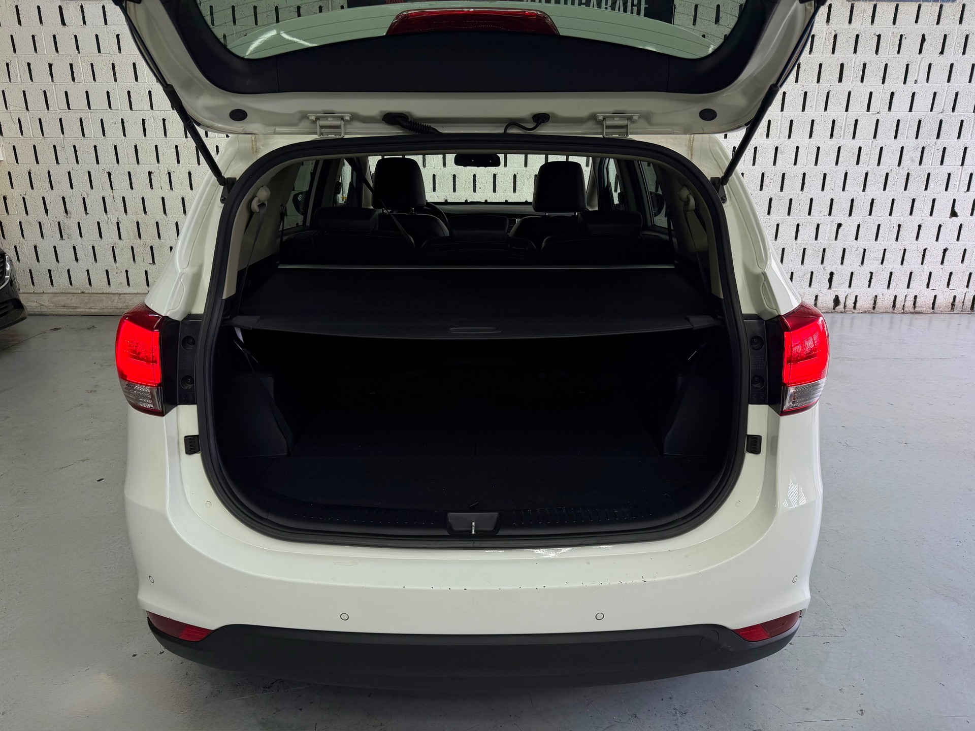 KIA Carens 1.7 CRDi Swiss Eco Edition DCT-image-14